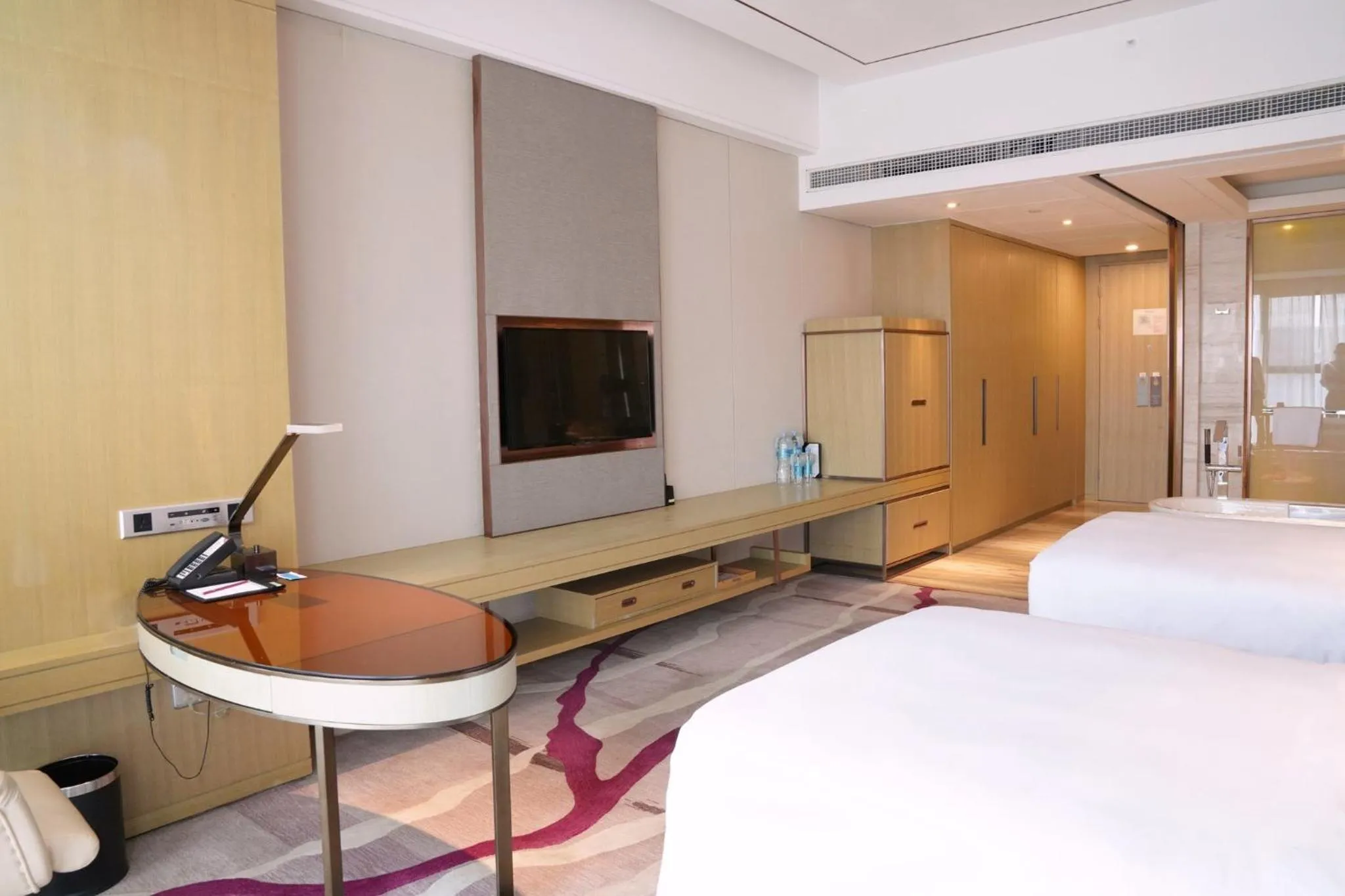 Photo of the whole room, Bed in Crowne Plaza Yibin by IHG
