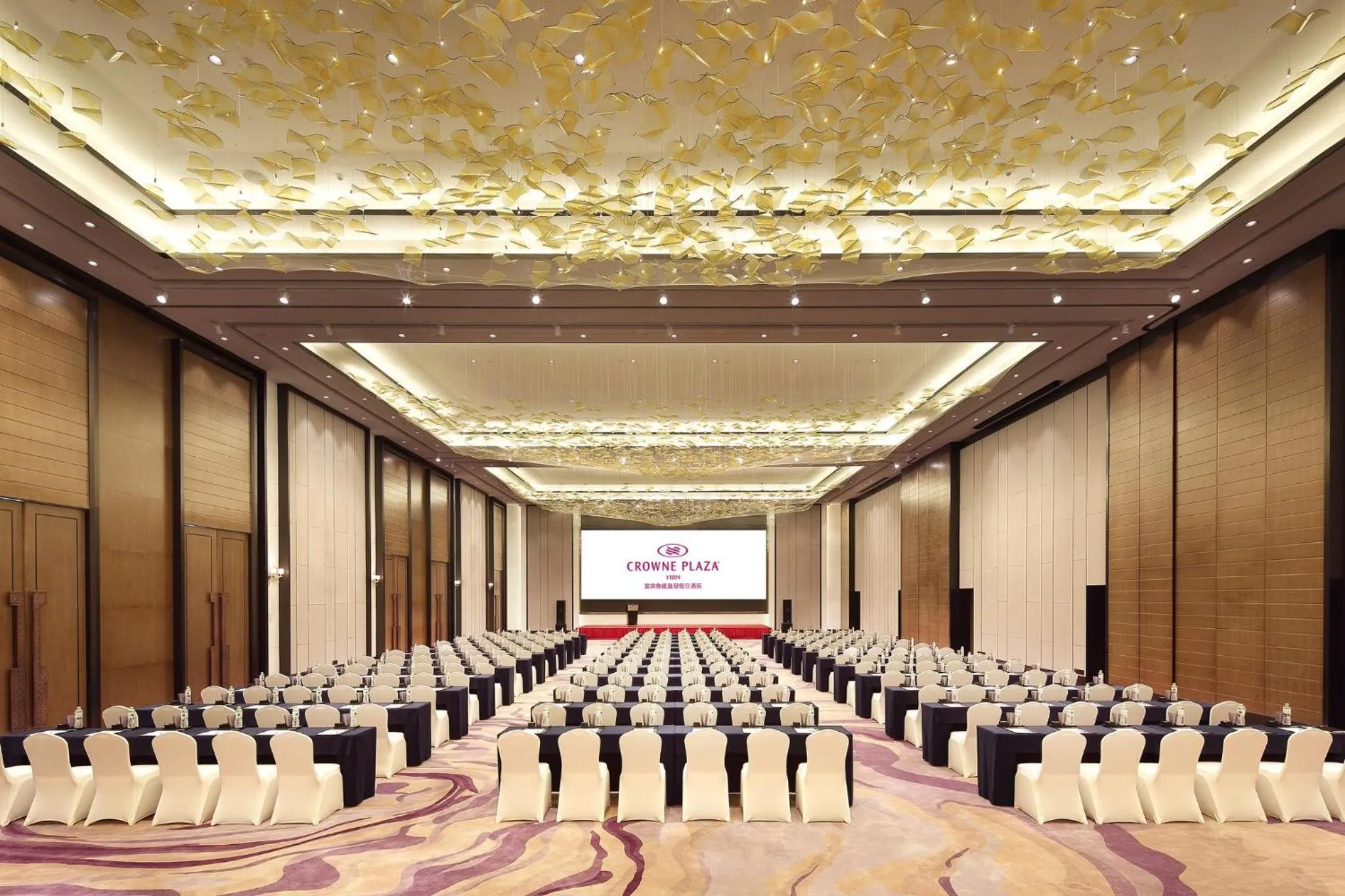 Meeting/conference room in Crowne Plaza Yibin by IHG