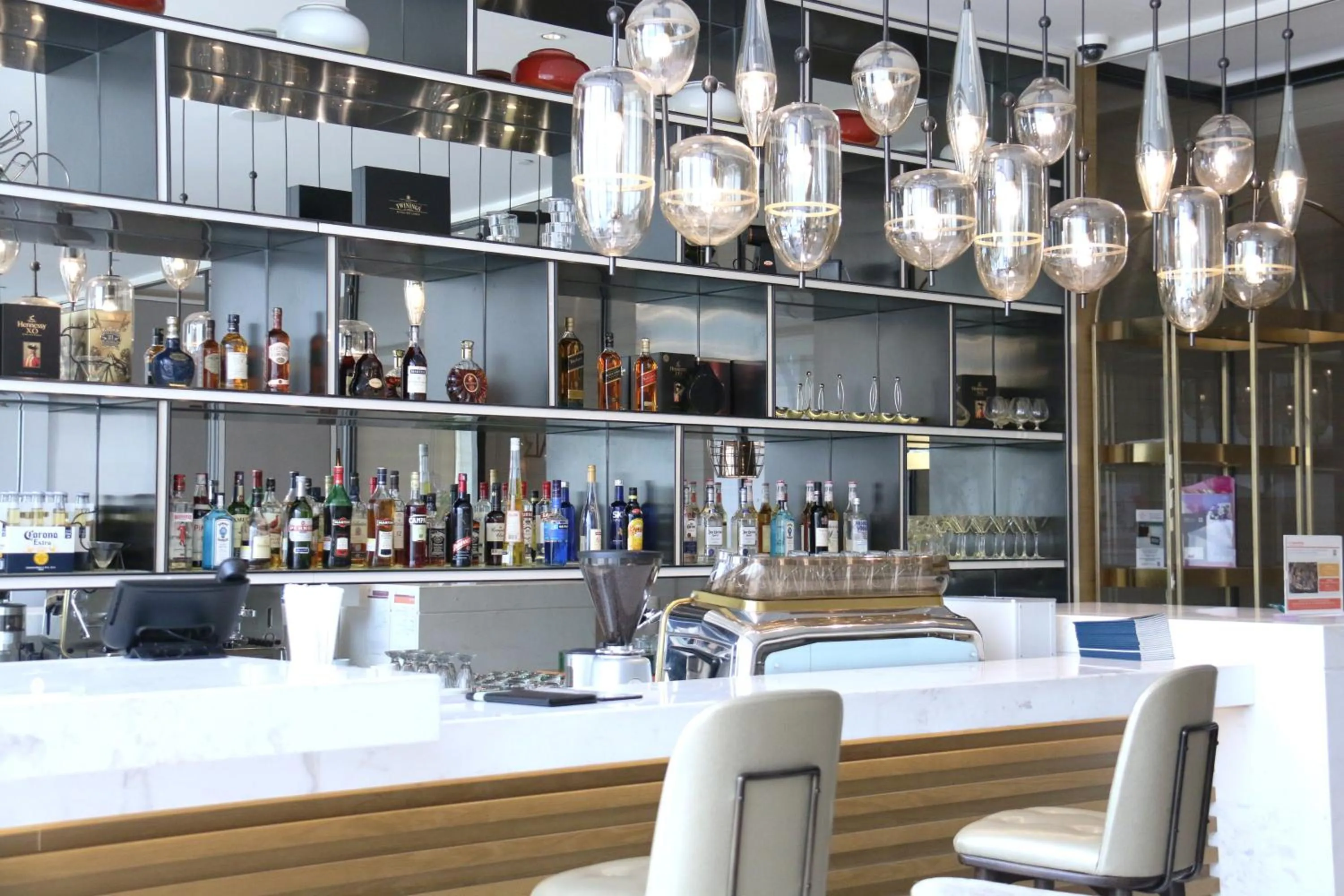 Lounge or bar in Crowne Plaza Yibin by IHG