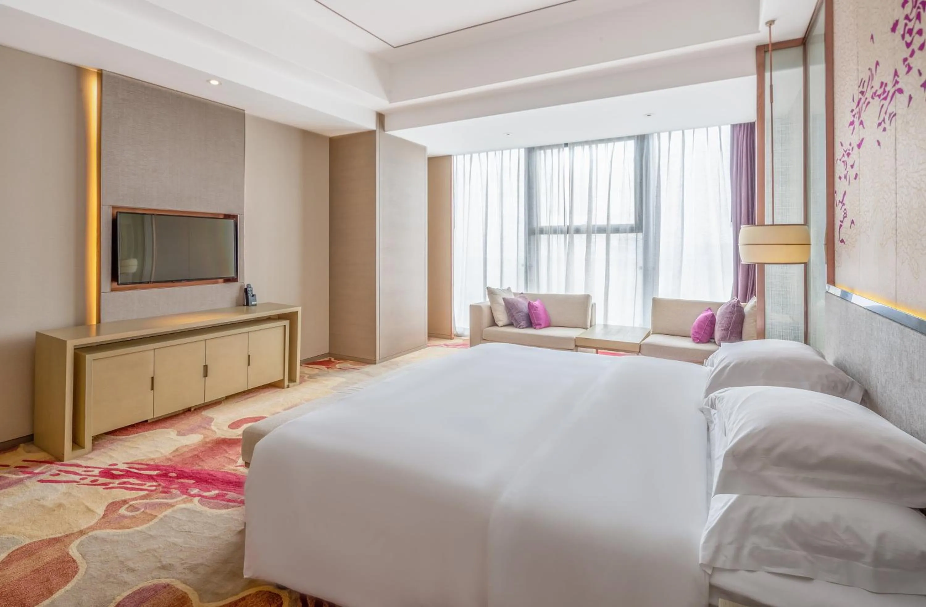 Photo of the whole room, Bed in Crowne Plaza Yibin by IHG
