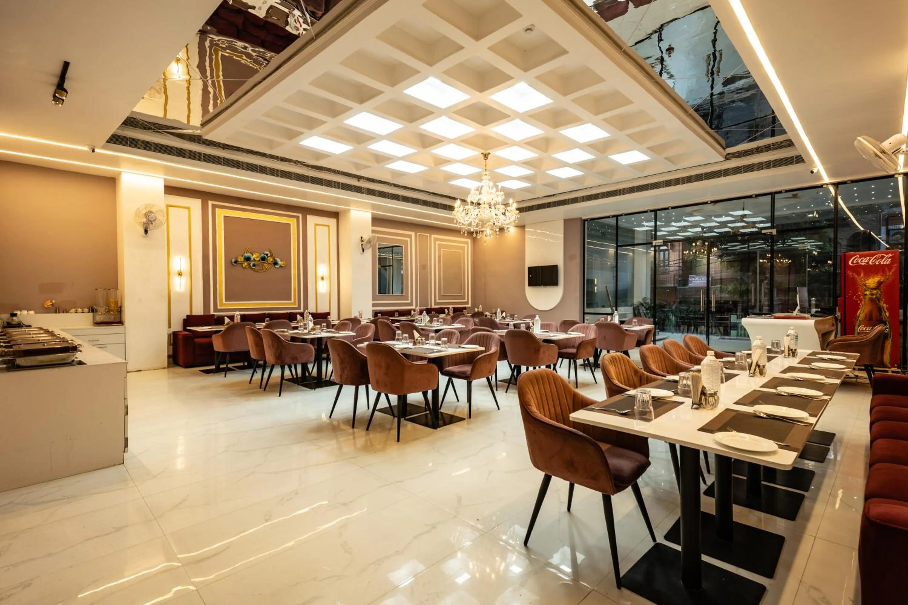 Restaurant/places to eat in Tripli Hotels Evara Inn