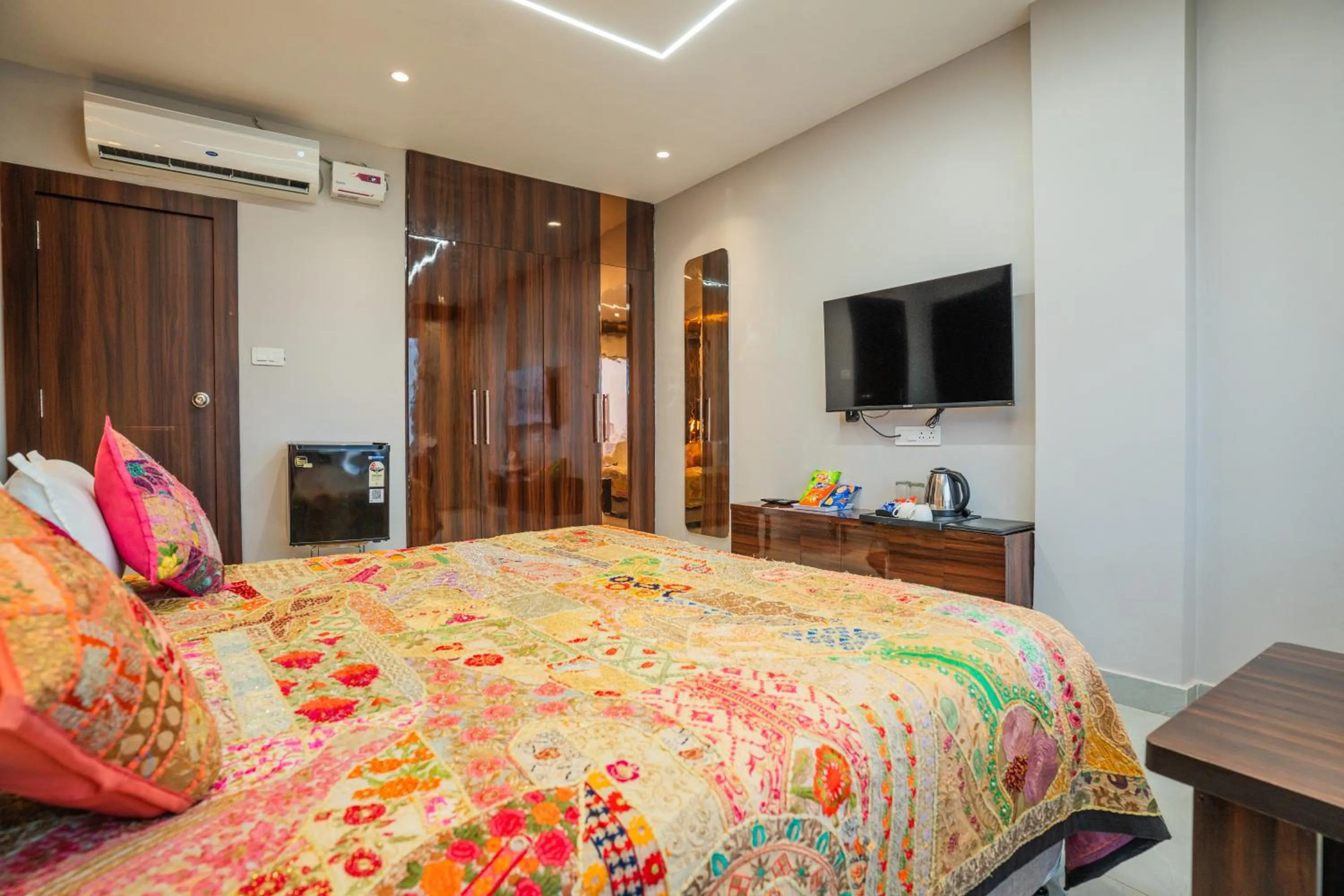 Photo of the whole room, Bed in Tripli Hotels Evara Inn