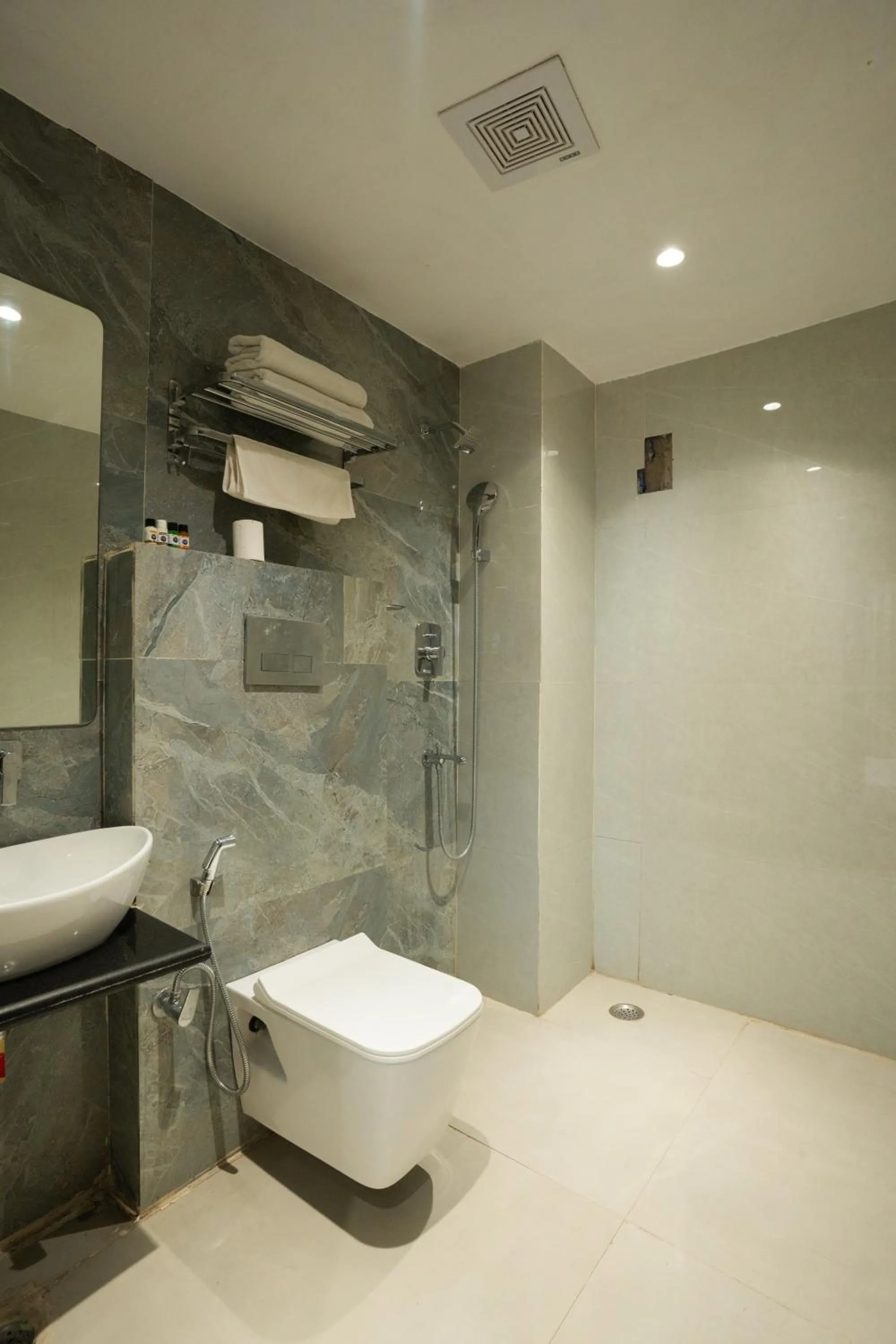 Shower in Tripli Hotels Evara Inn