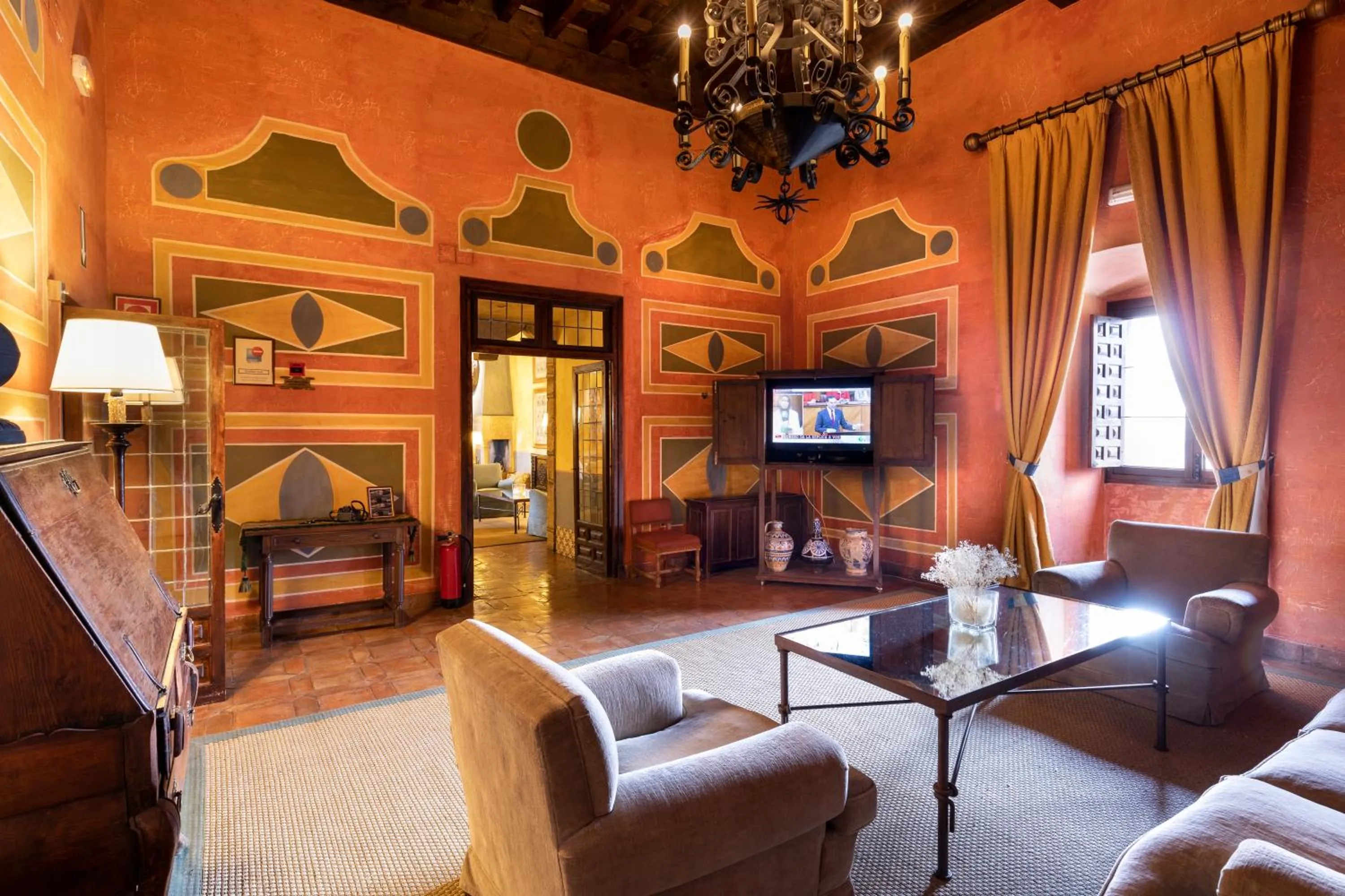 Communal lounge/ TV room in Parador de Jarandilla de la Vera