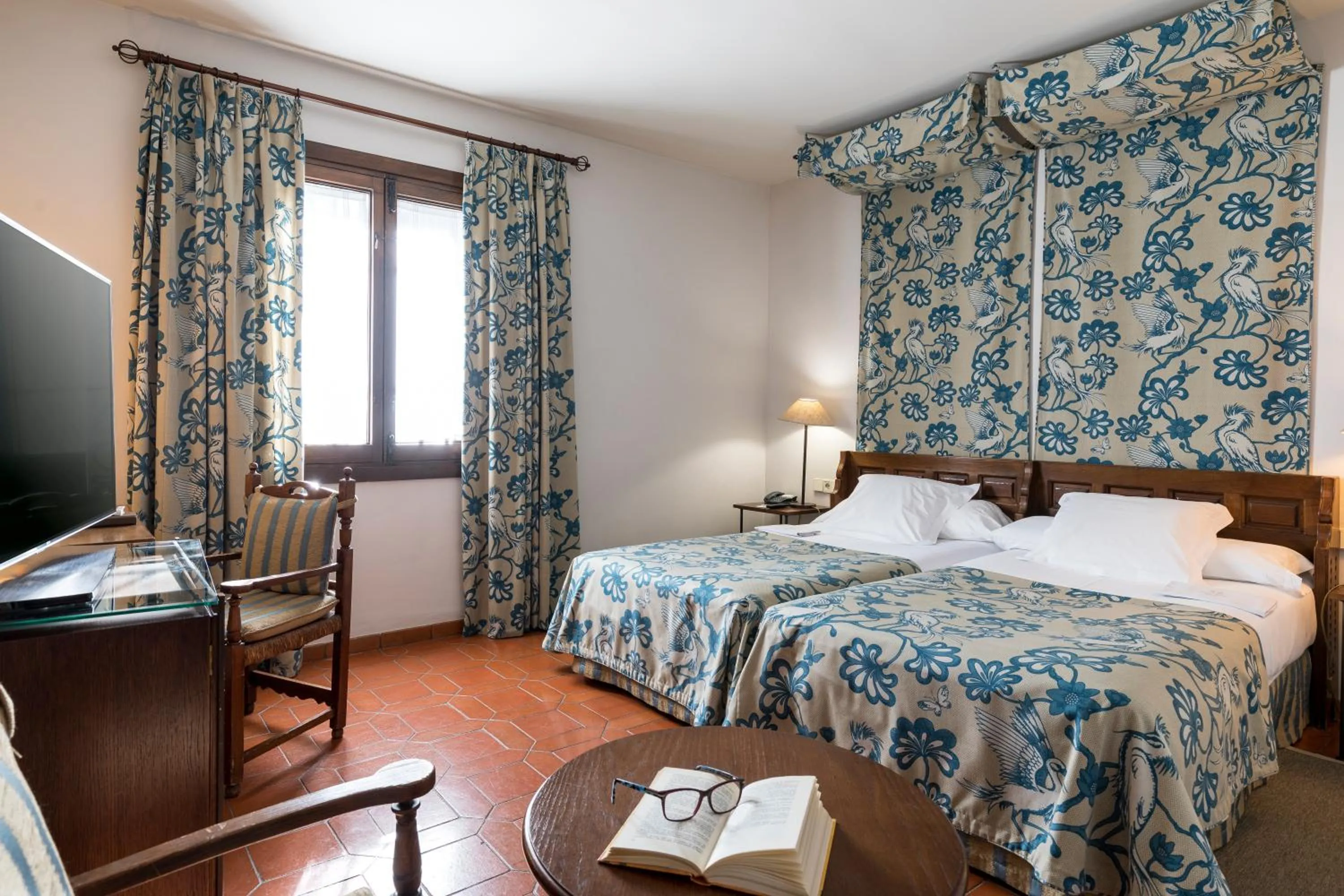 Photo of the whole room, Bed in Parador de Jarandilla de la Vera