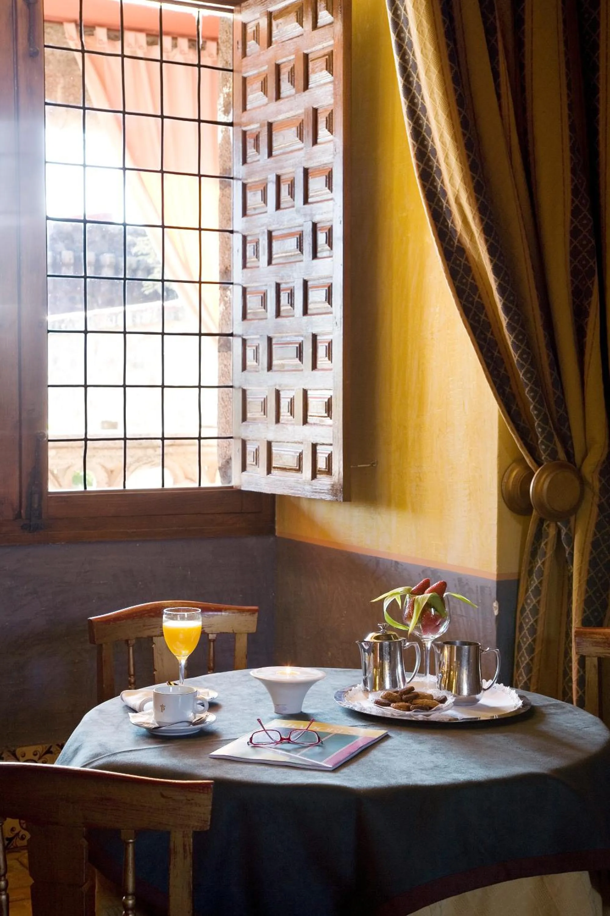 Communal lounge/ TV room in Parador de Jarandilla de la Vera