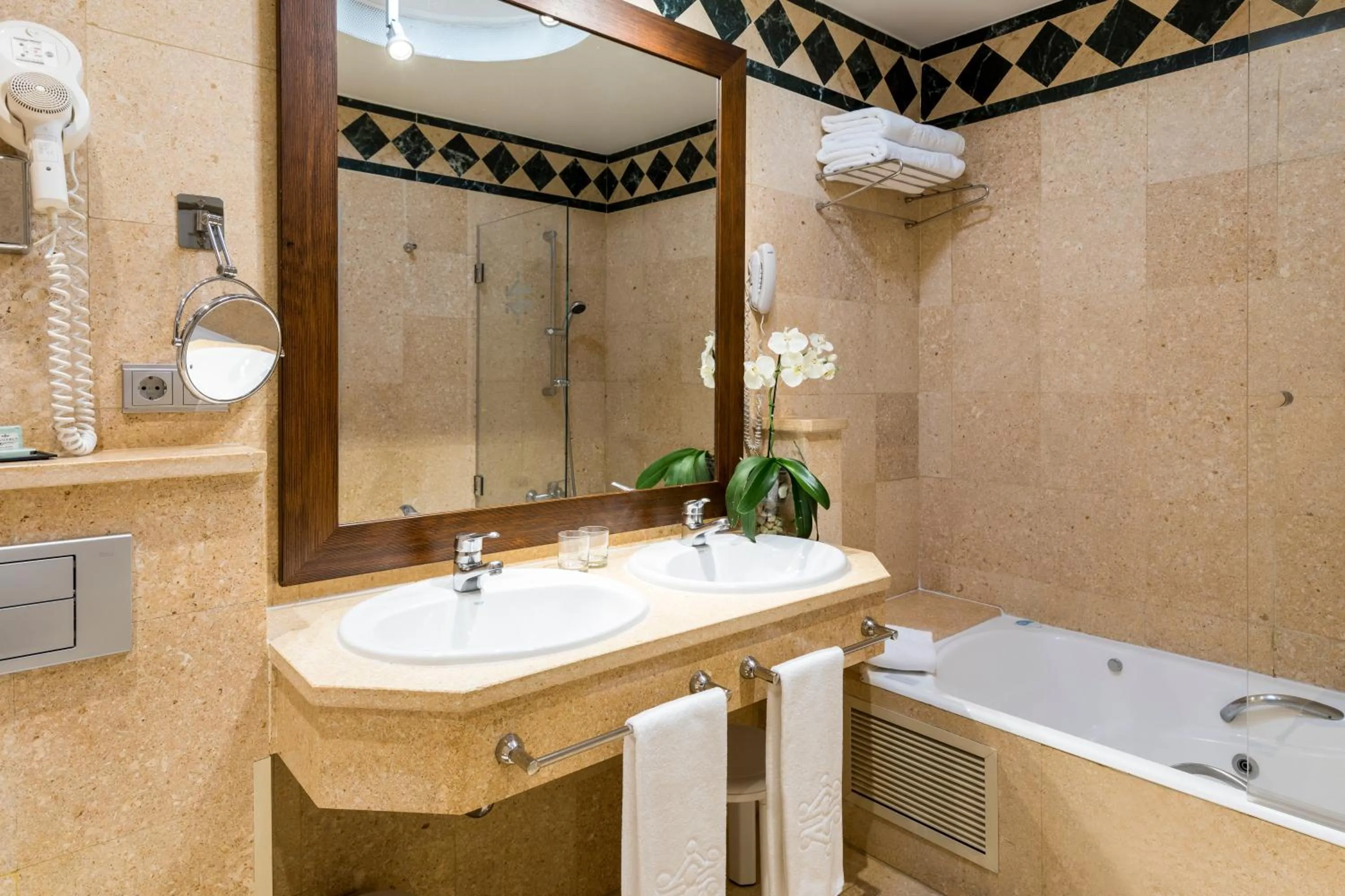 Bathroom in Parador de Jarandilla de la Vera