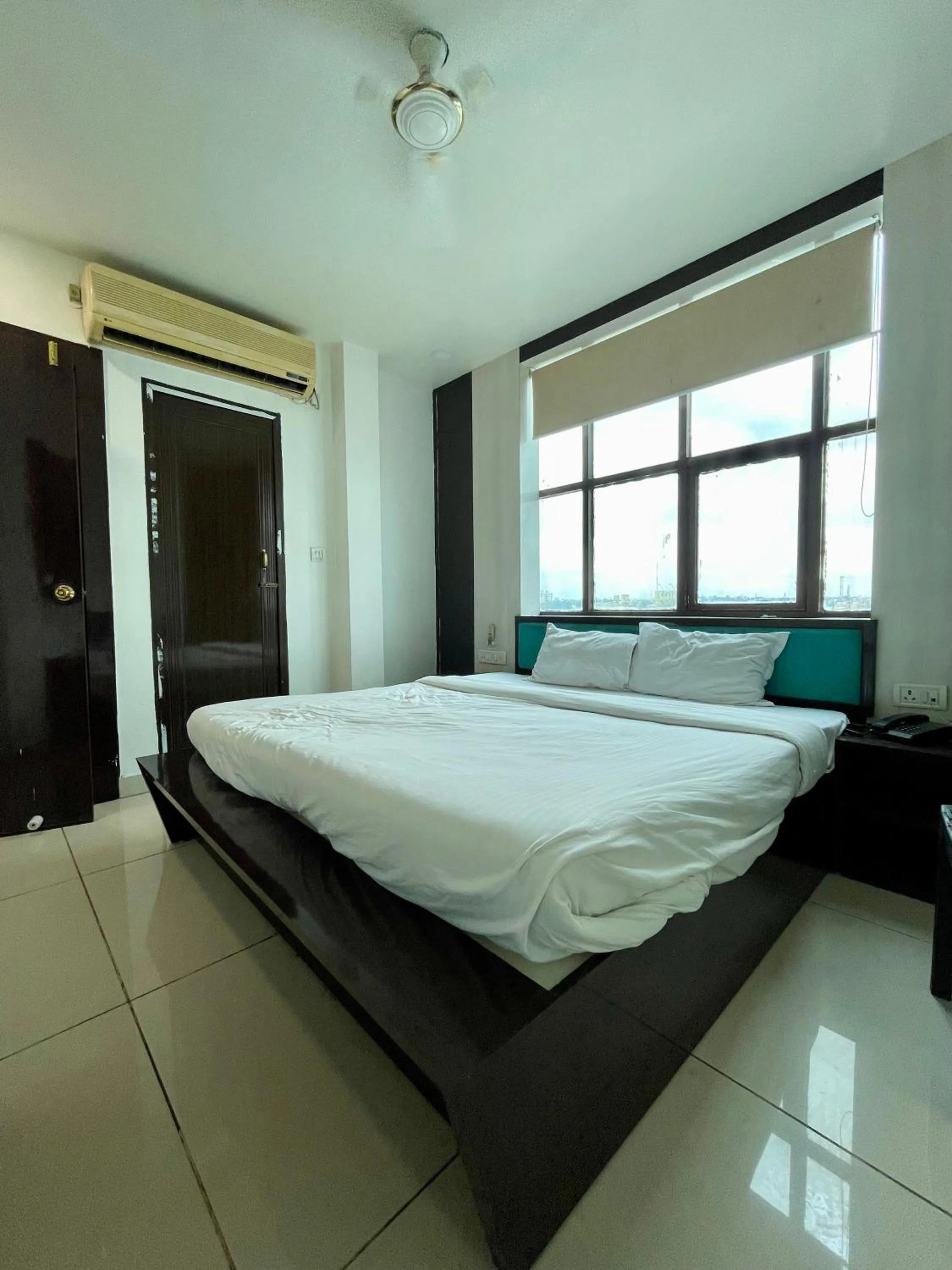 Bedroom, Bed in Hotel Komal Palace Anand Nagar