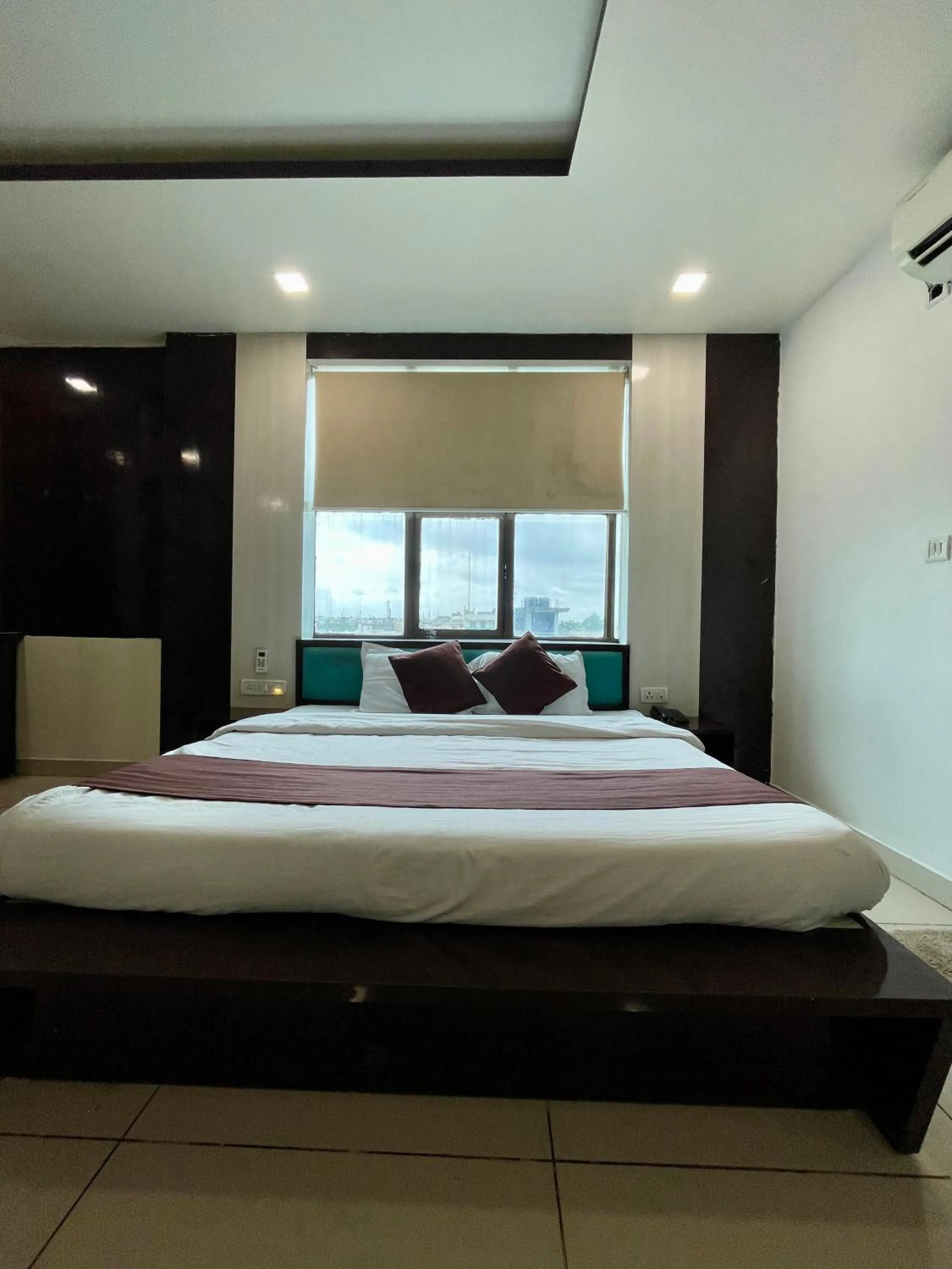 Bedroom, Bed in Hotel Komal Palace Anand Nagar