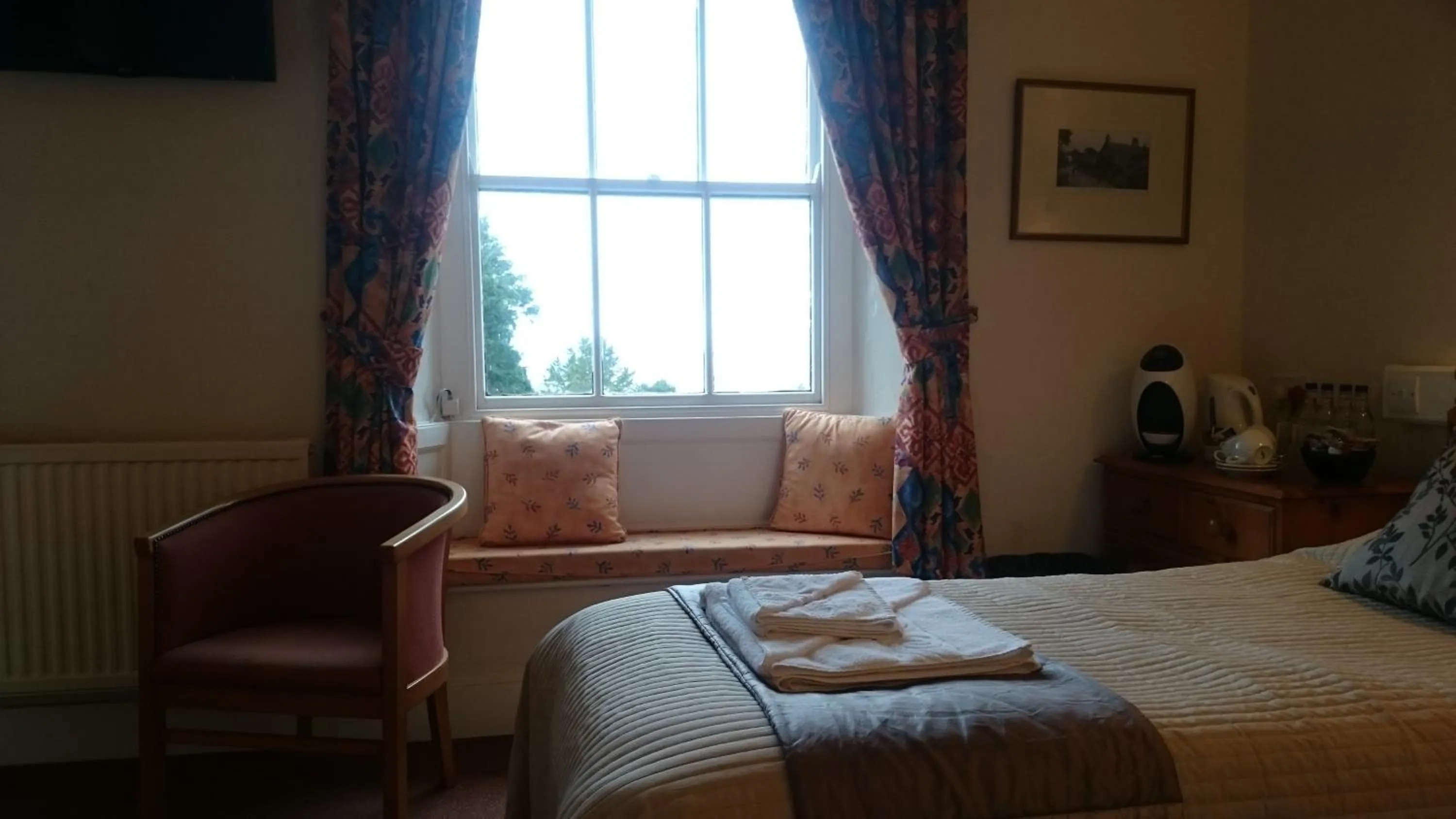 Seating area, Bed in The Silverdale Hotel