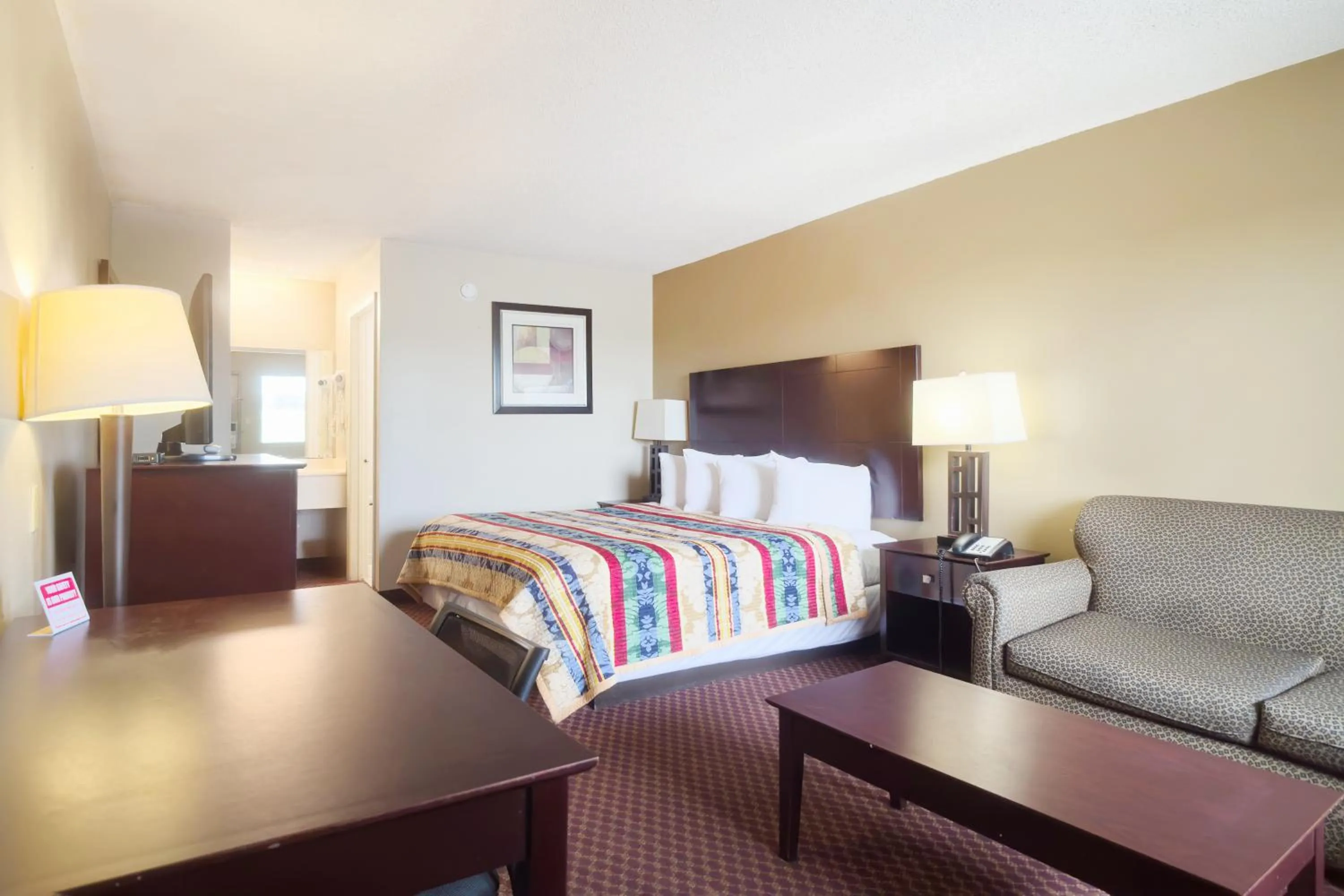 Bedroom, Bed in Deerfield Inn By Capital O Blytheville AR I55