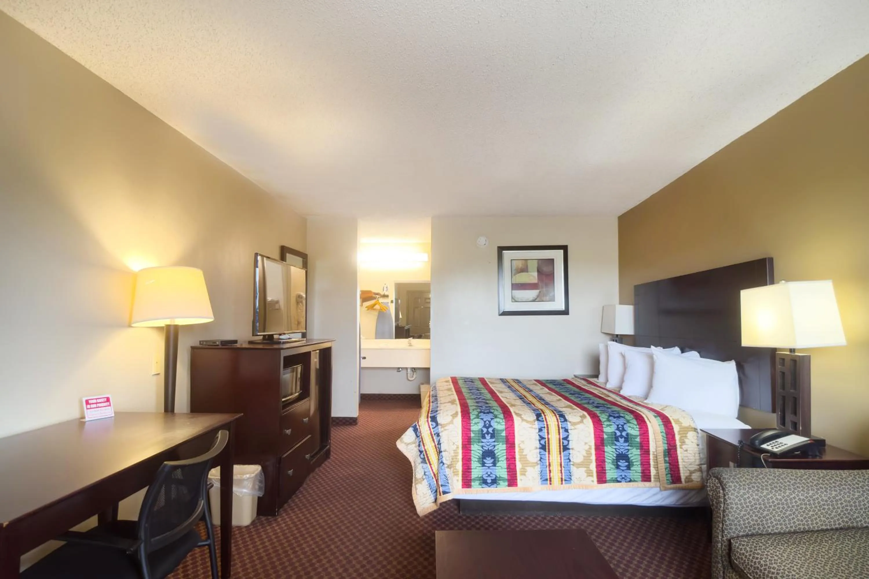 Bedroom, Bed in Deerfield Inn By Capital O Blytheville AR I55