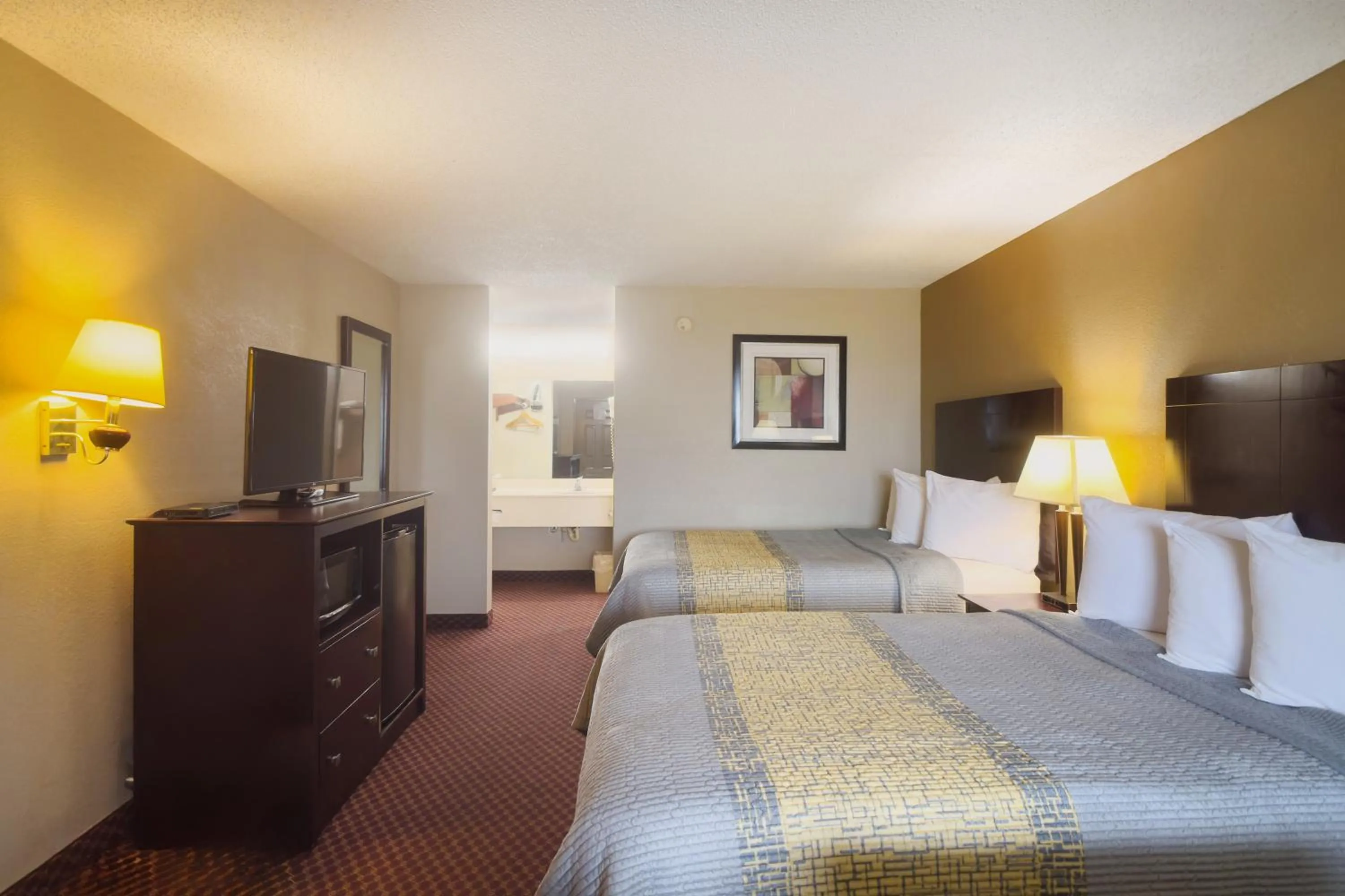 Bedroom, Bed in Deerfield Inn By Capital O Blytheville AR I55