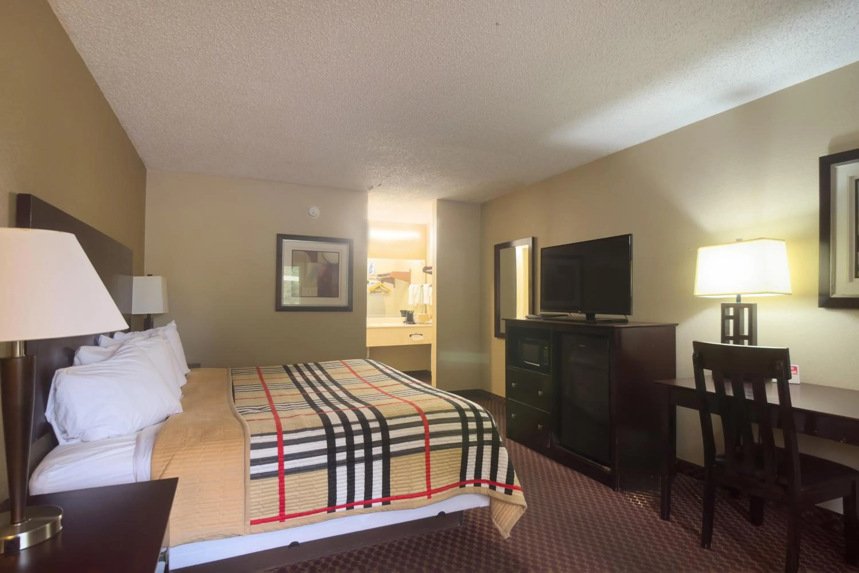 Bedroom, Bed in Deerfield Inn By Capital O Blytheville AR I55