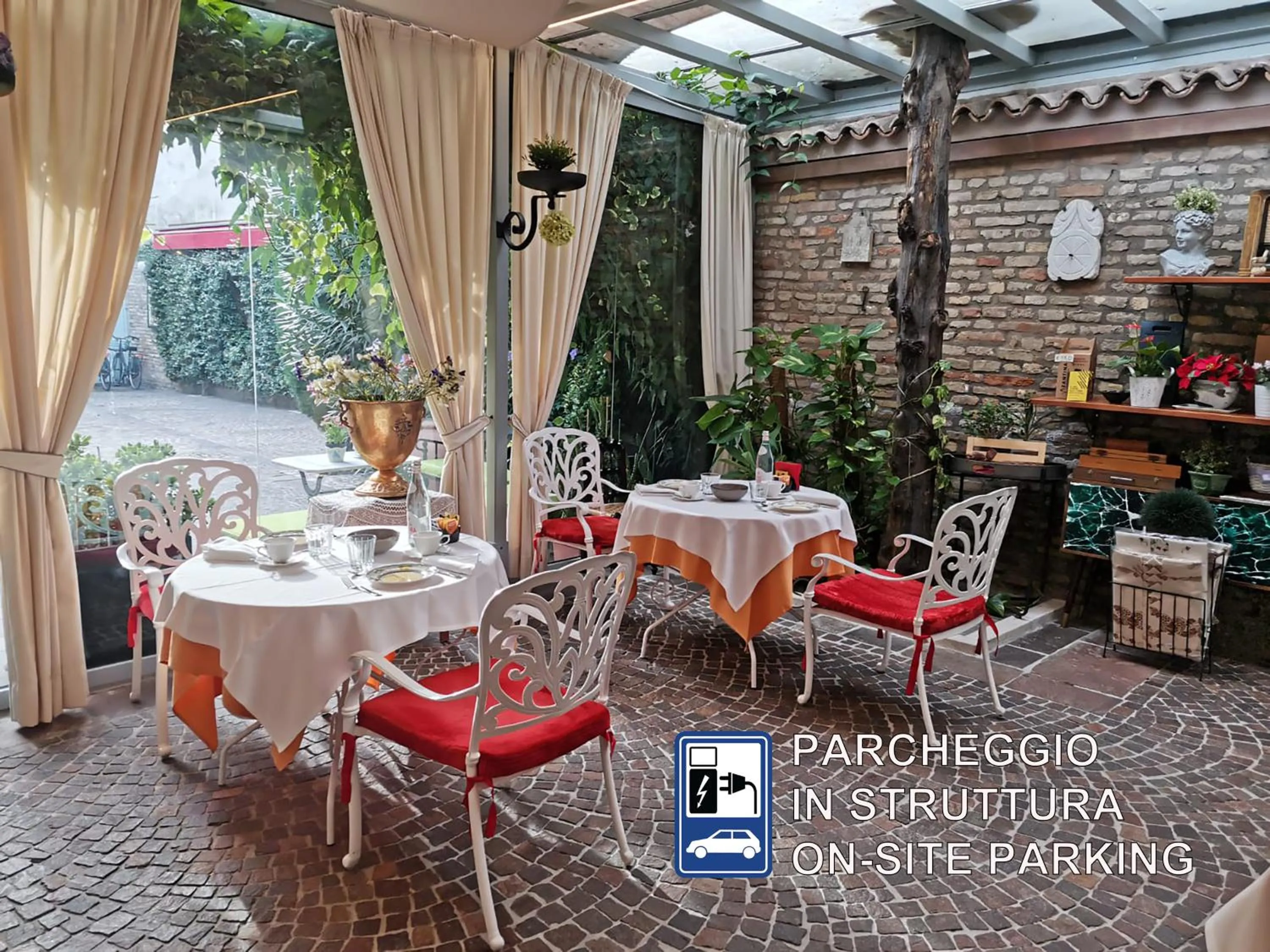 Breakfast in Villa Noctis