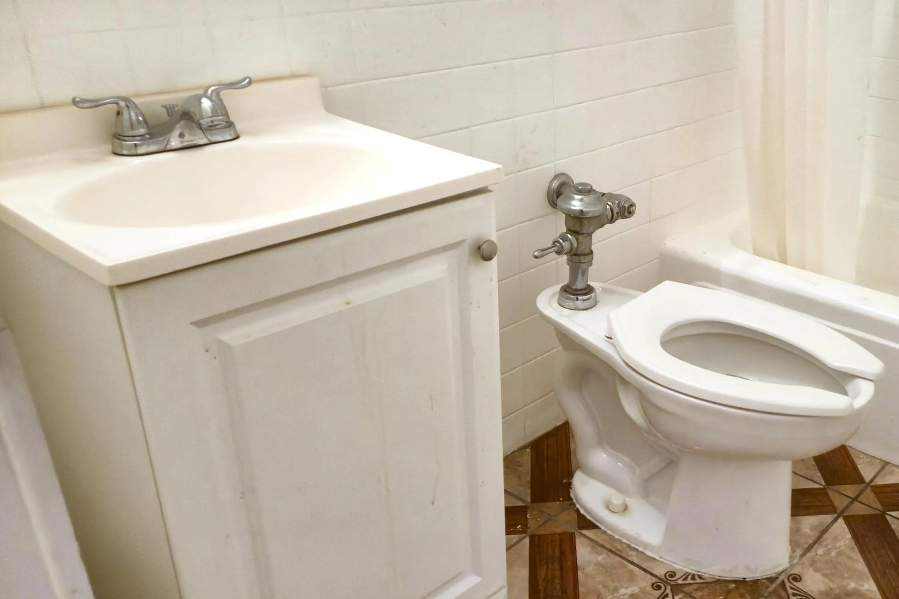 Bathroom in Way Side Inn by Hotel O Dallas near Fair Park Downtown