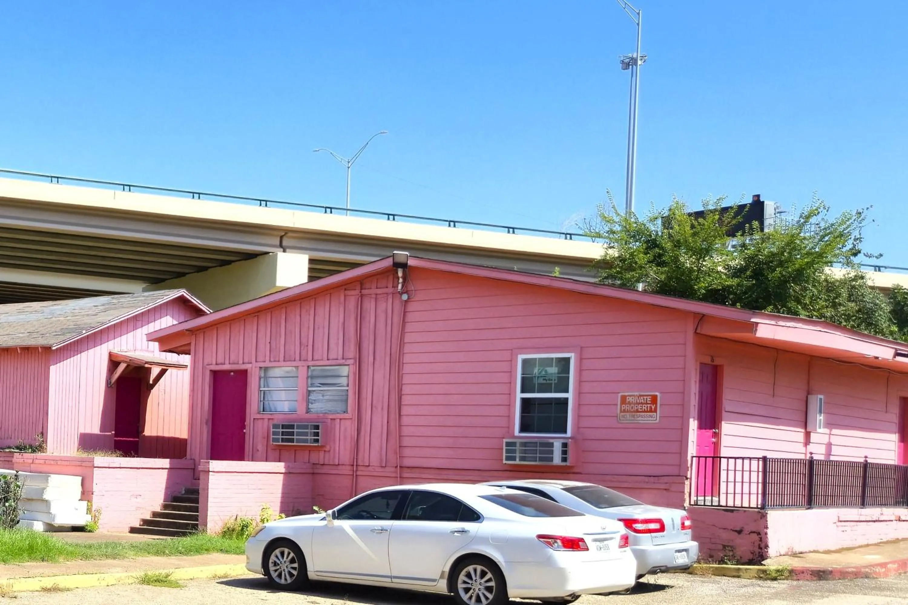Parking in Way Side Inn by Hotel O Dallas near Fair Park Downtown