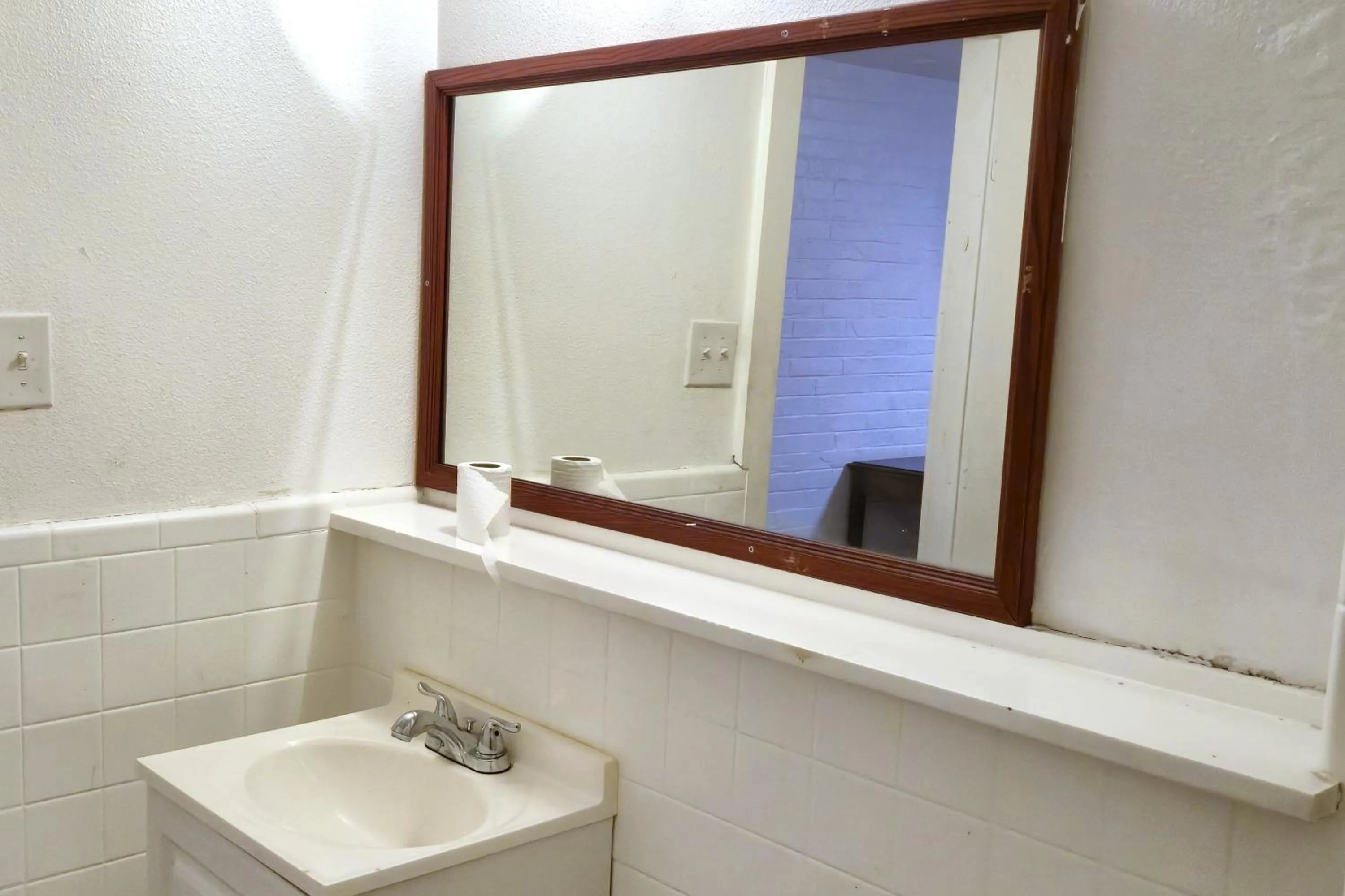 Bathroom in Way Side Inn by Hotel O Dallas near Fair Park Downtown