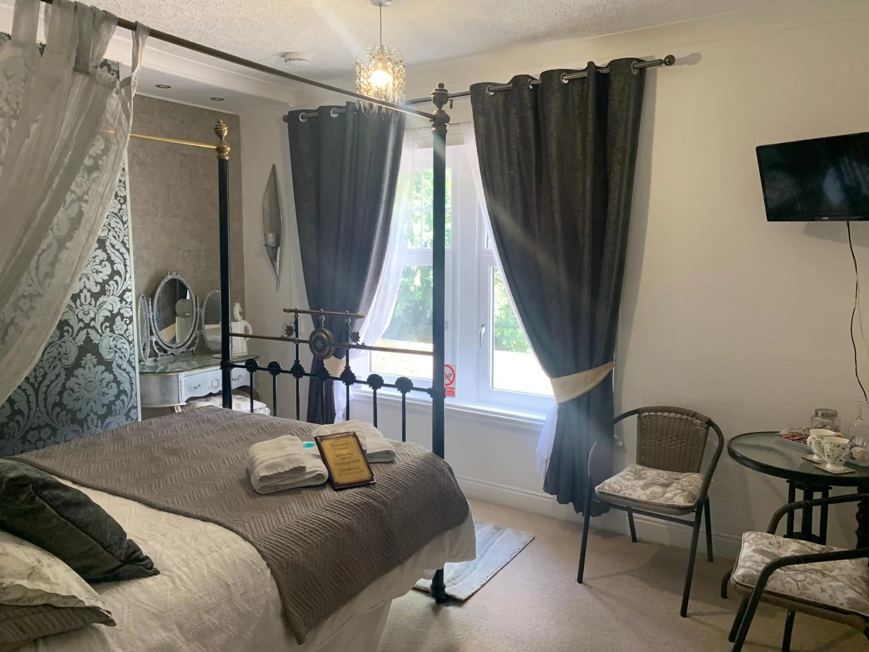 Bed in Slayleigh B&B, Matlock