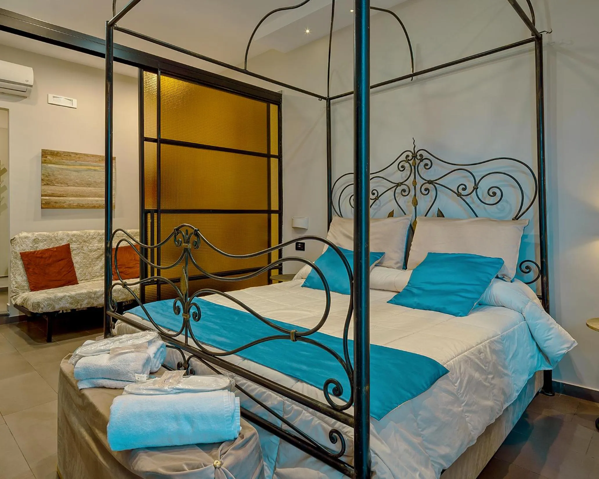 Photo of the whole room, Bed in VESUVIANUS Rooms and More