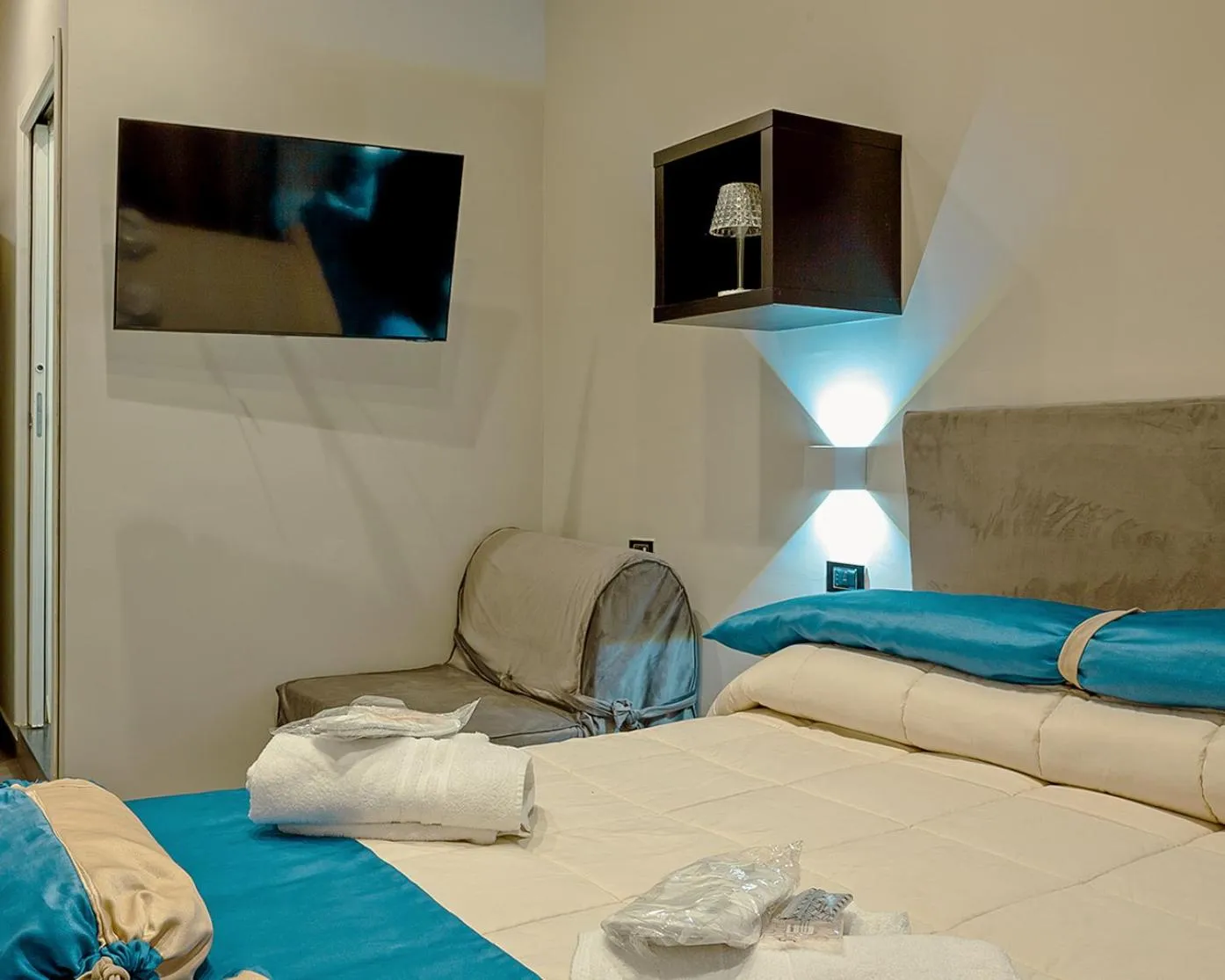 Bed in VESUVIANUS Rooms and More