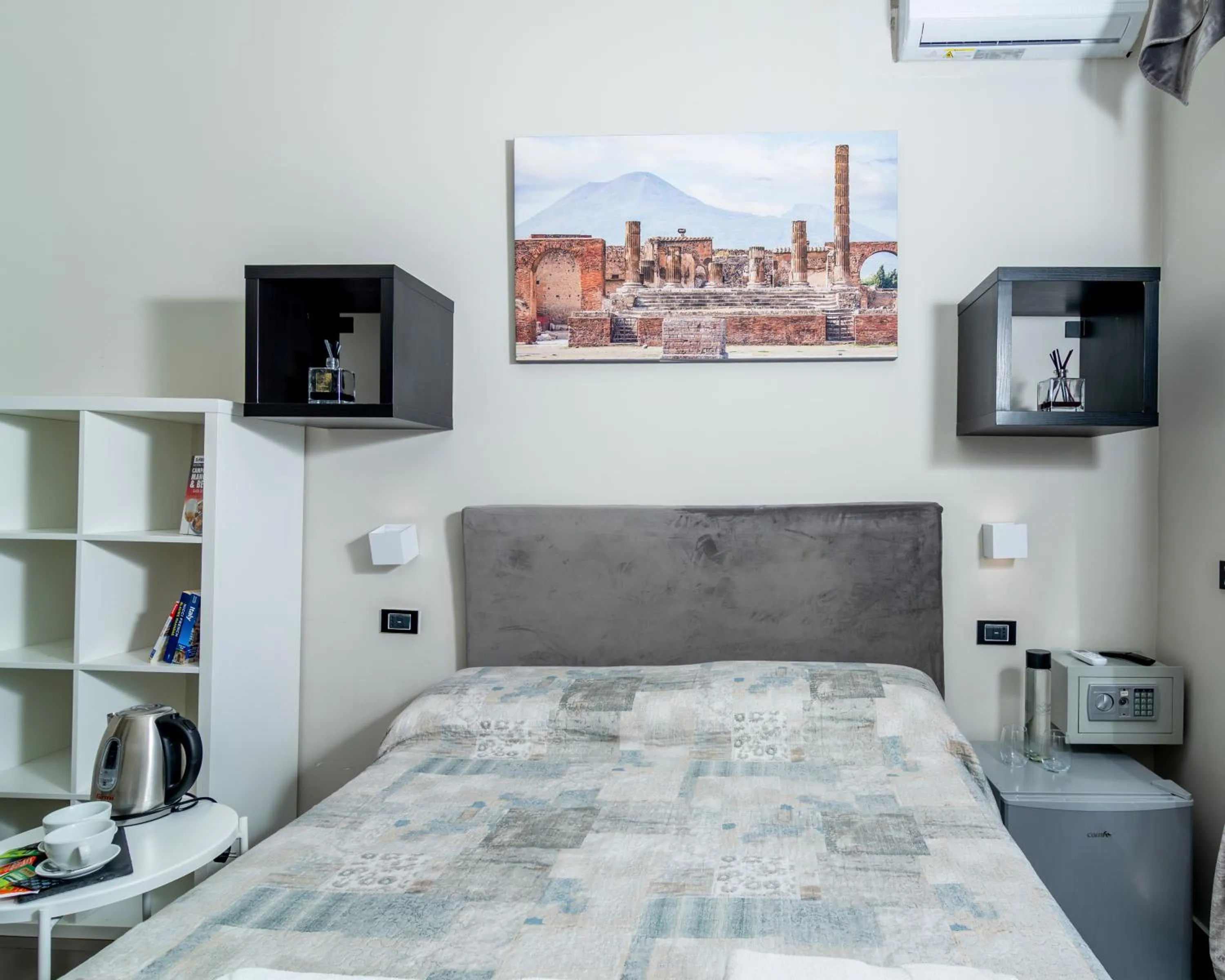 Bed in VESUVIANUS Rooms and More