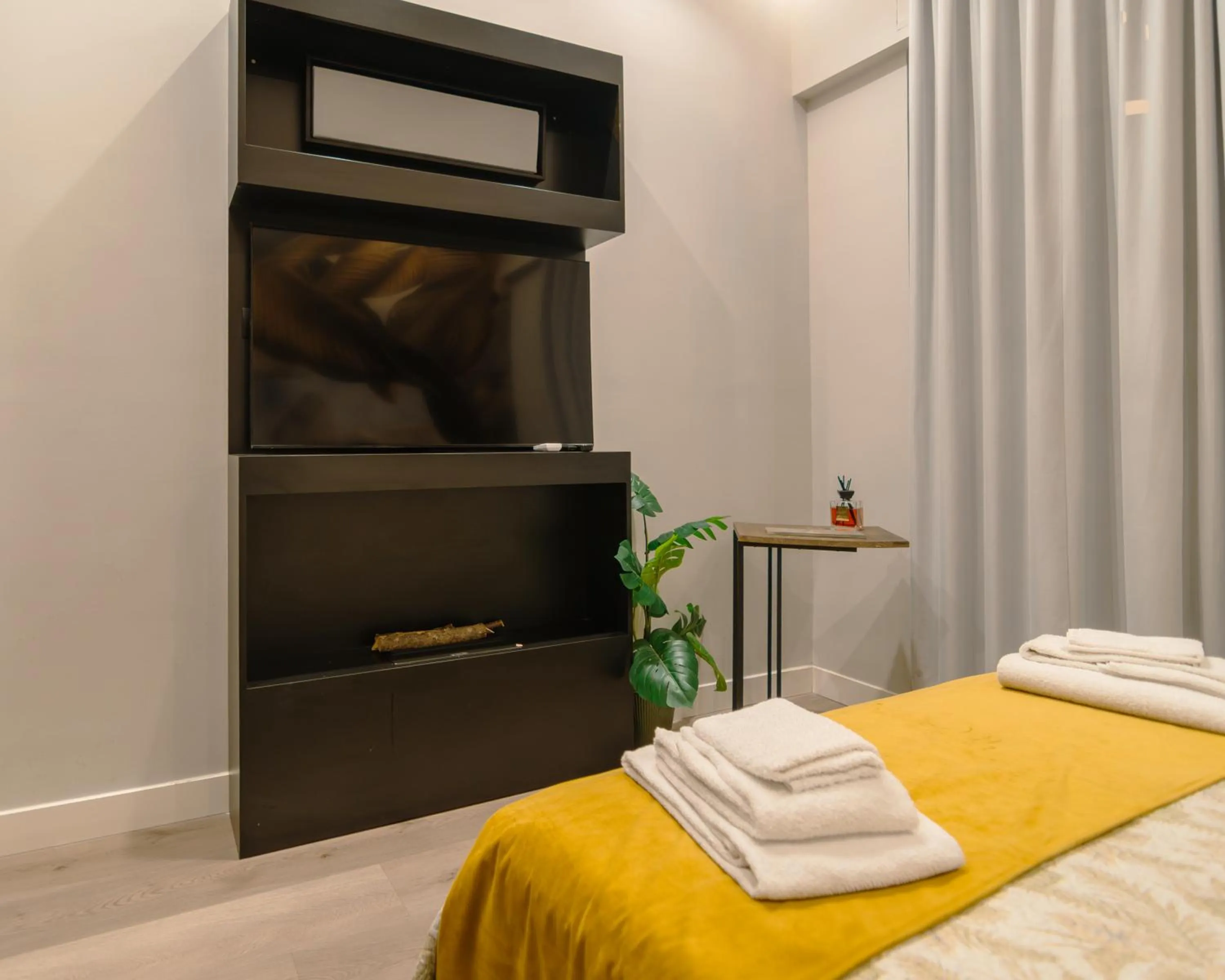 Bed in VESUVIANUS Rooms and More