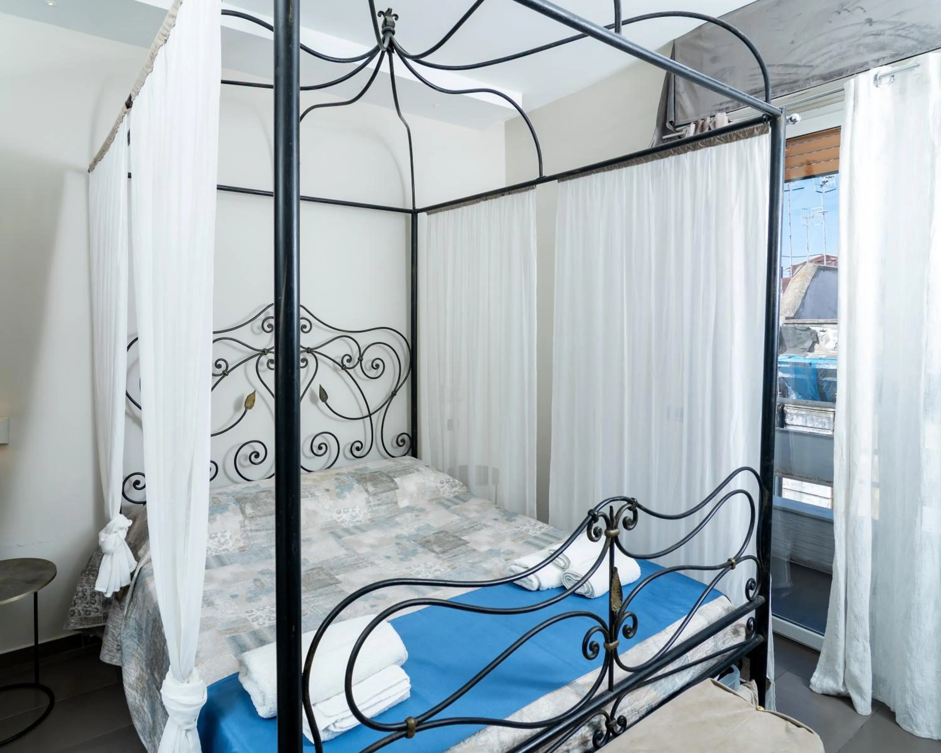 Bed in VESUVIANUS Rooms and More