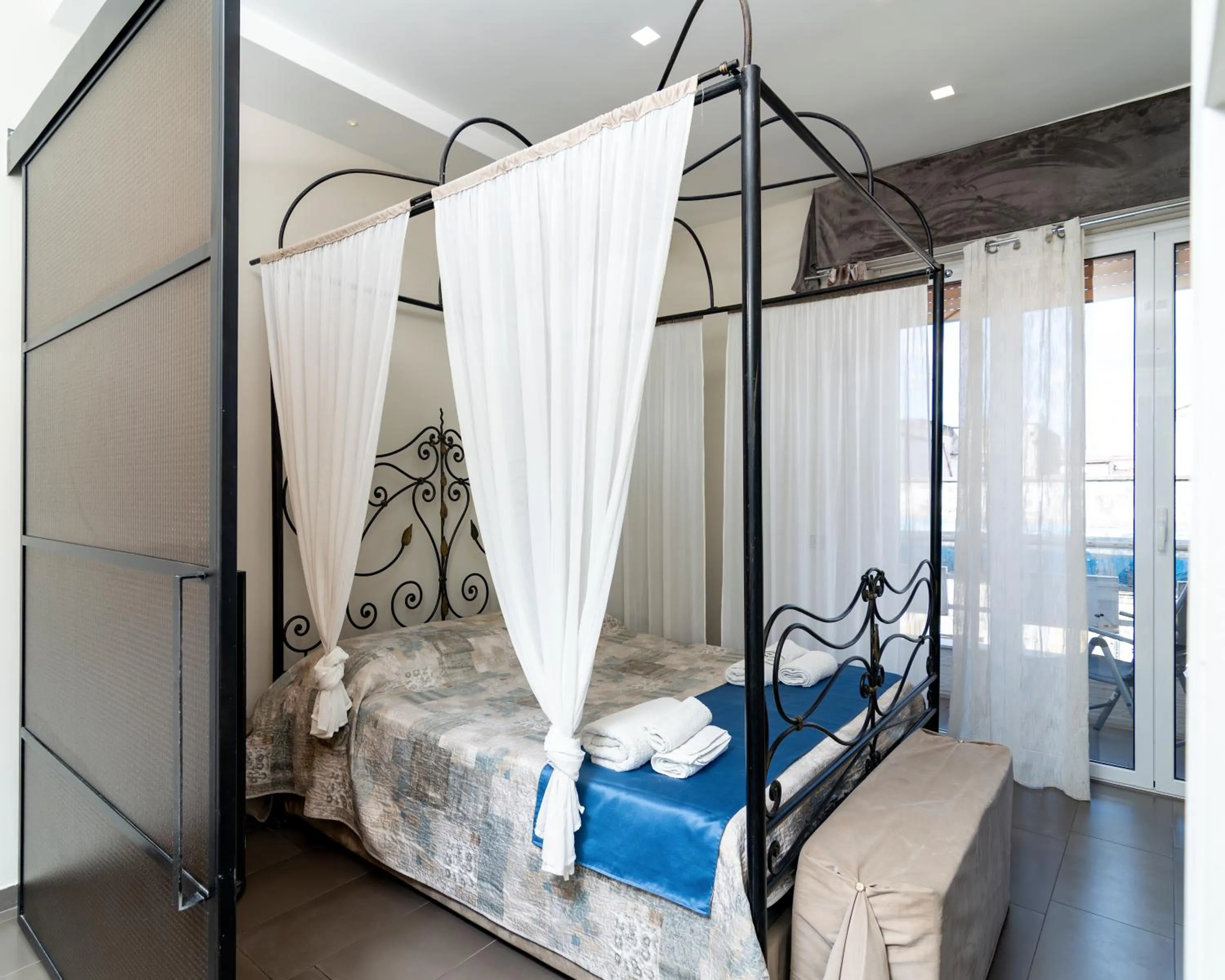 Bed in VESUVIANUS Rooms and More