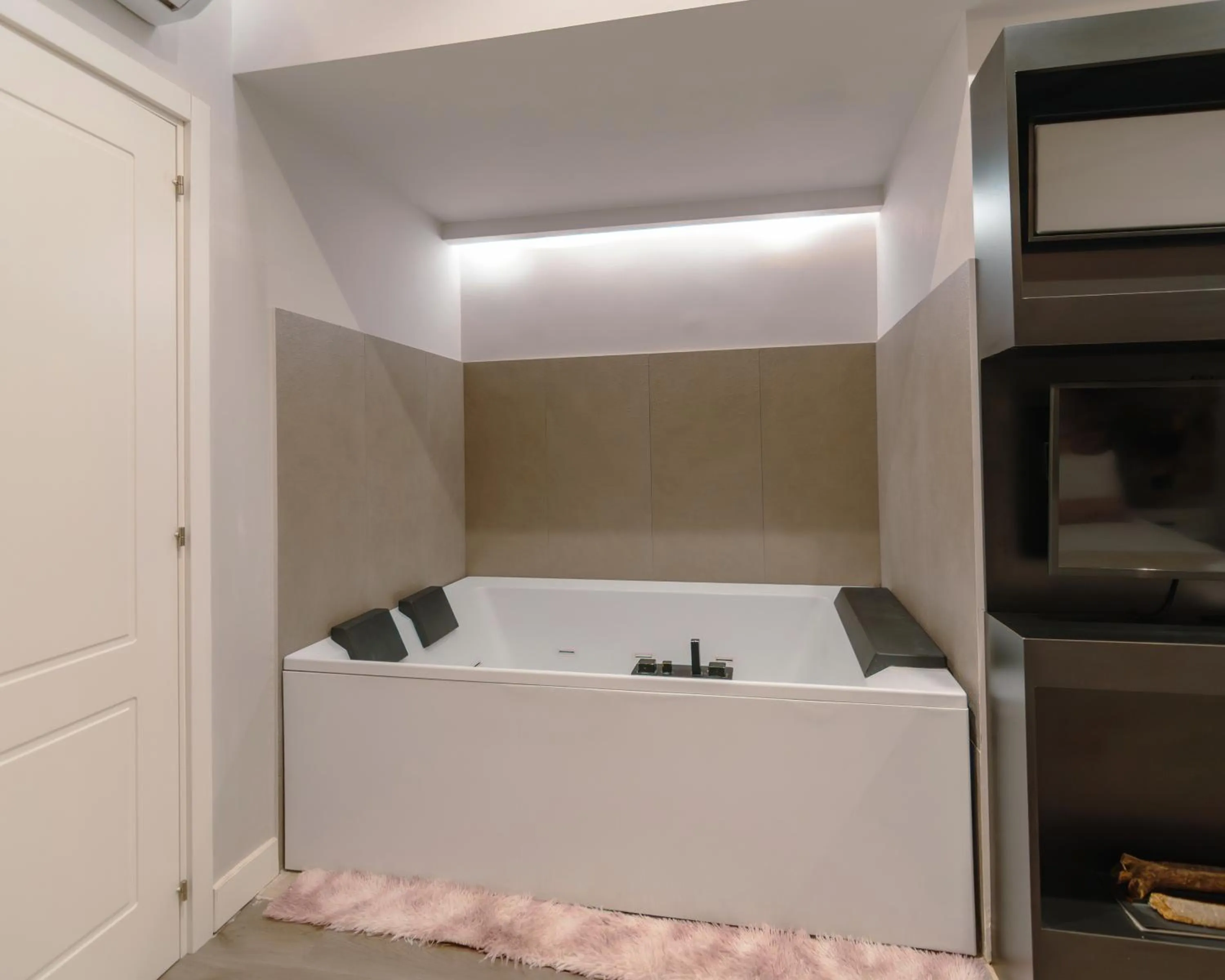 Photo of the whole room in VESUVIANUS Rooms and More