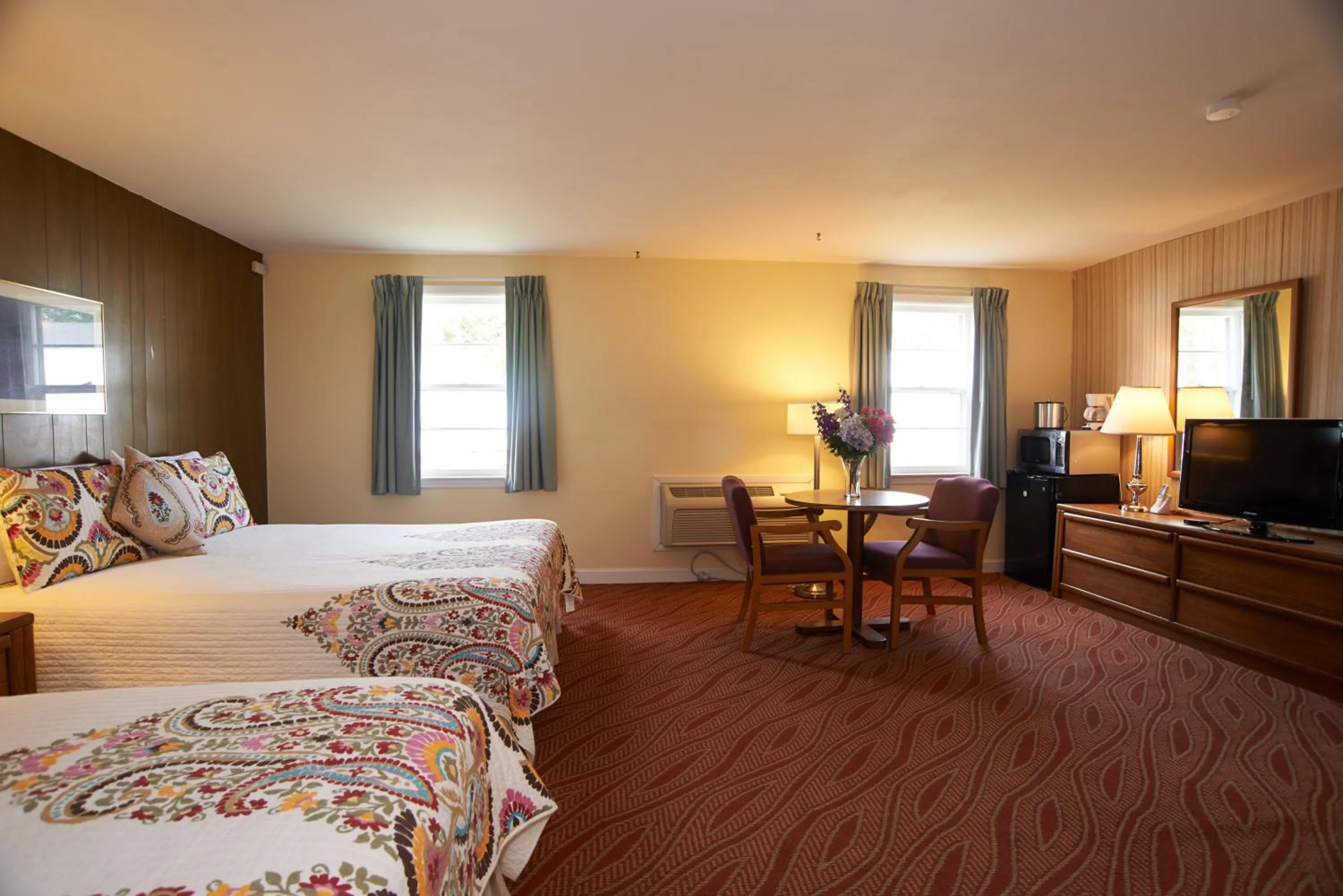 Photo of the whole room, Bed in Clinton Motel