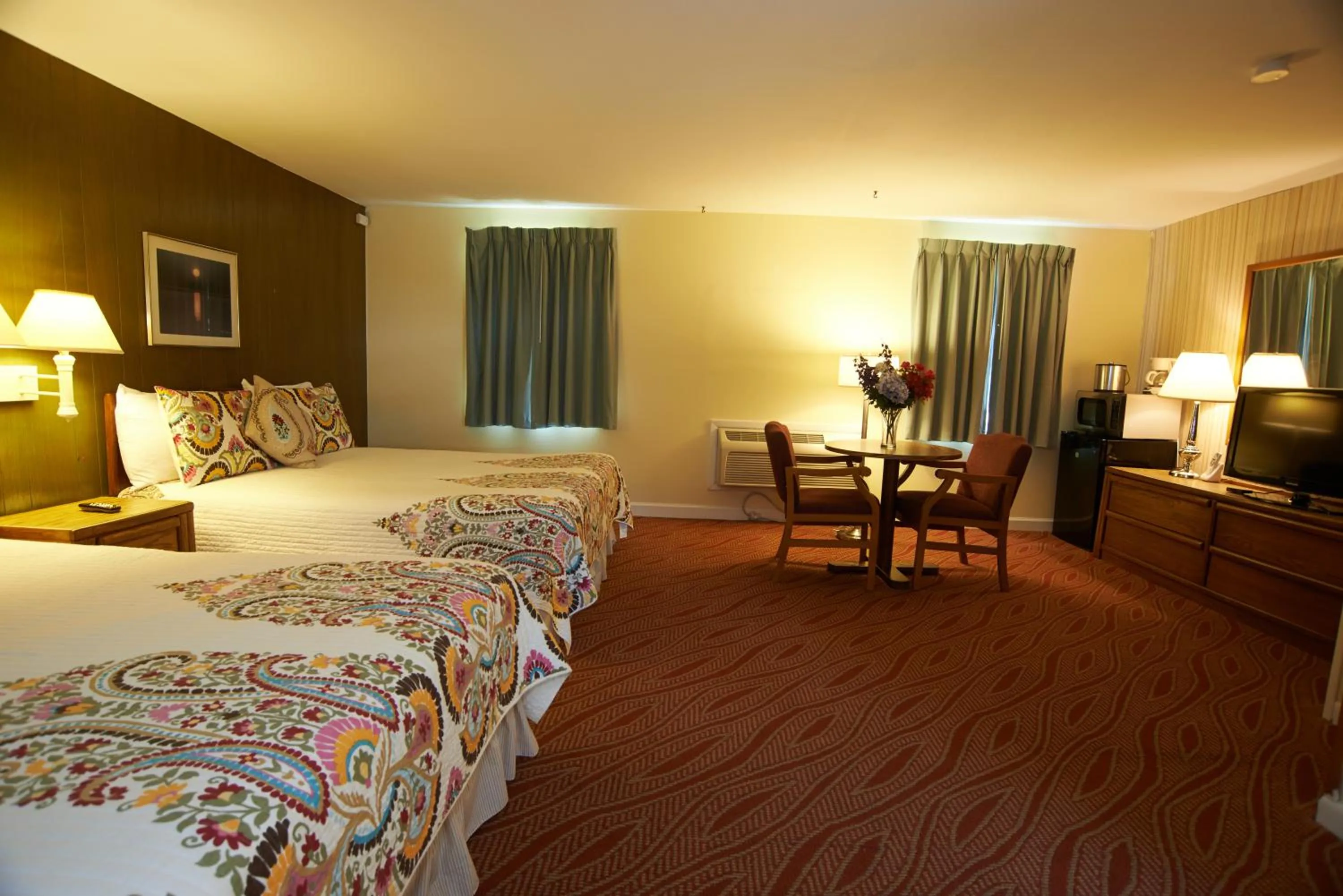 Photo of the whole room, Bed in Clinton Motel