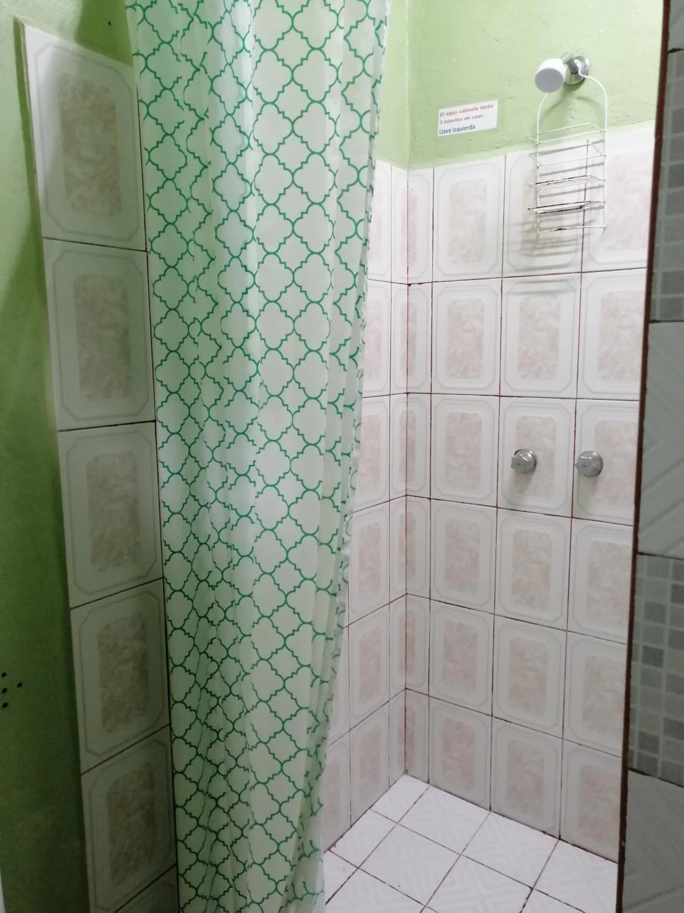 Shower in Hostal Maple