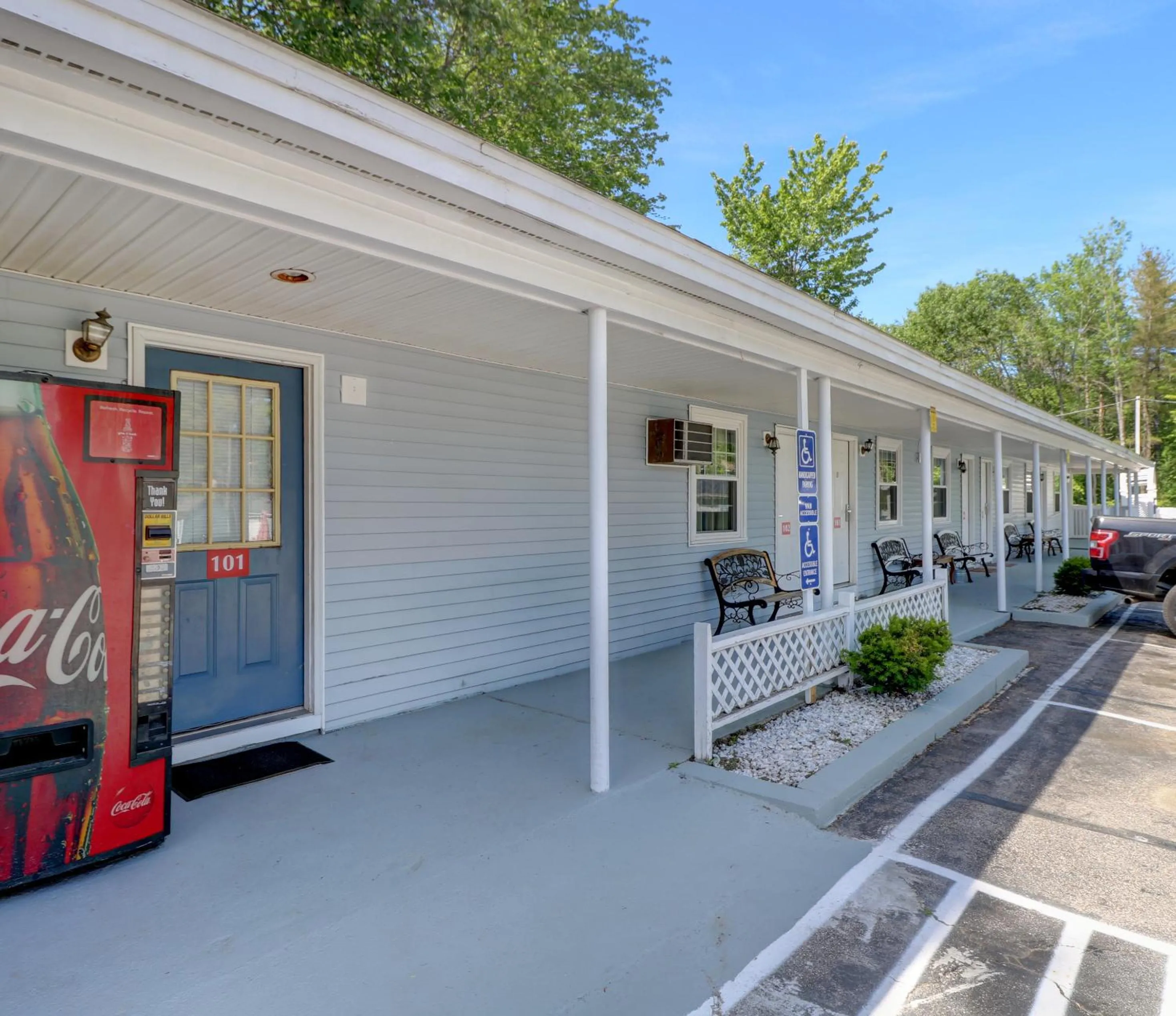 Brookside Inn & Cottages