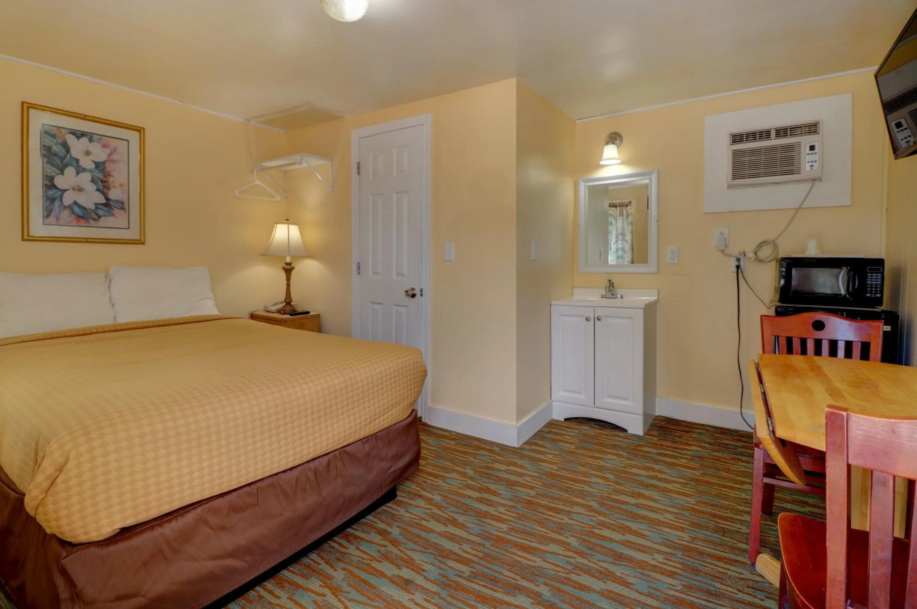 Bed in Brookside Inn & Cottages