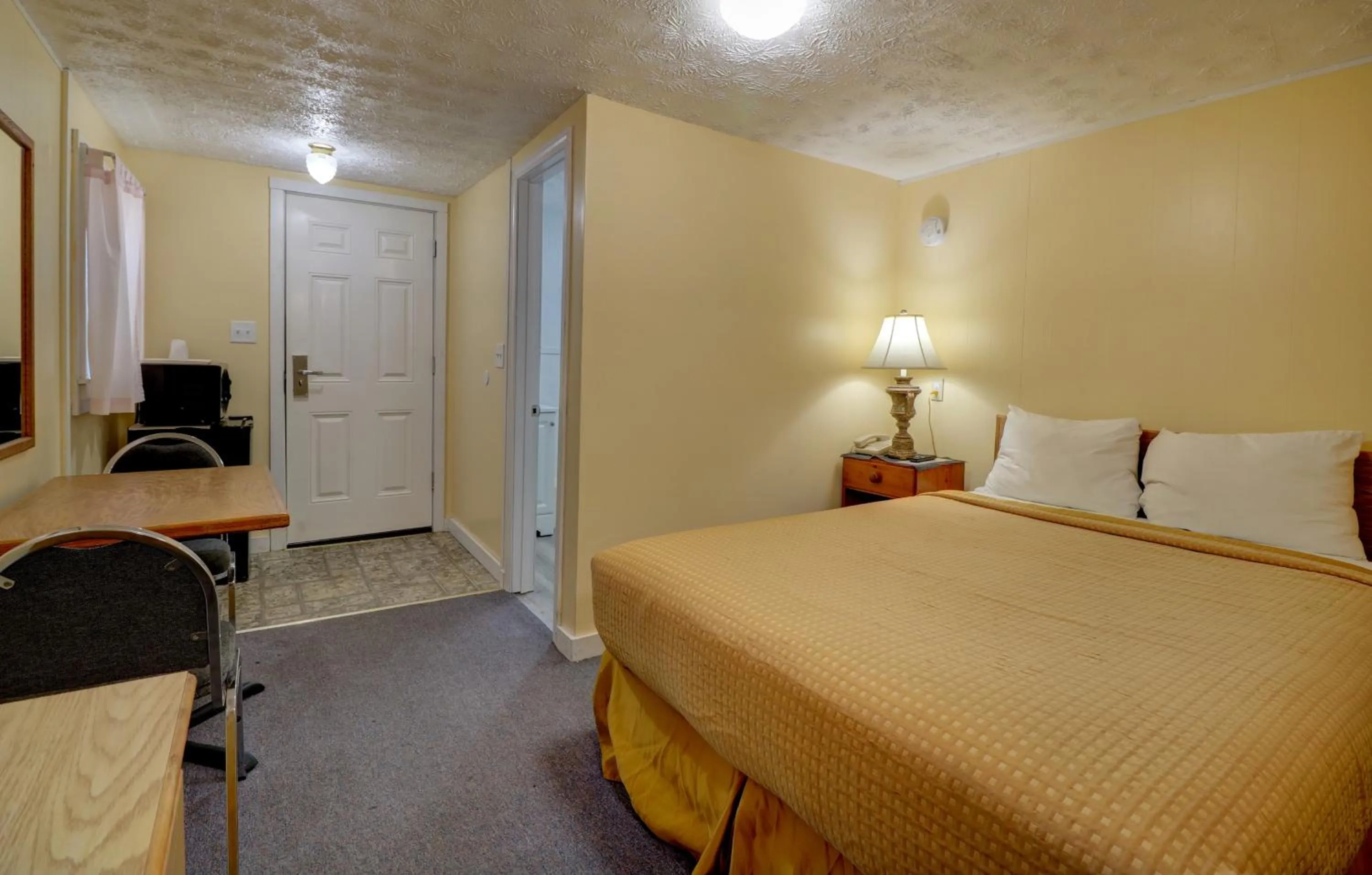 Bed in Brookside Inn & Cottages