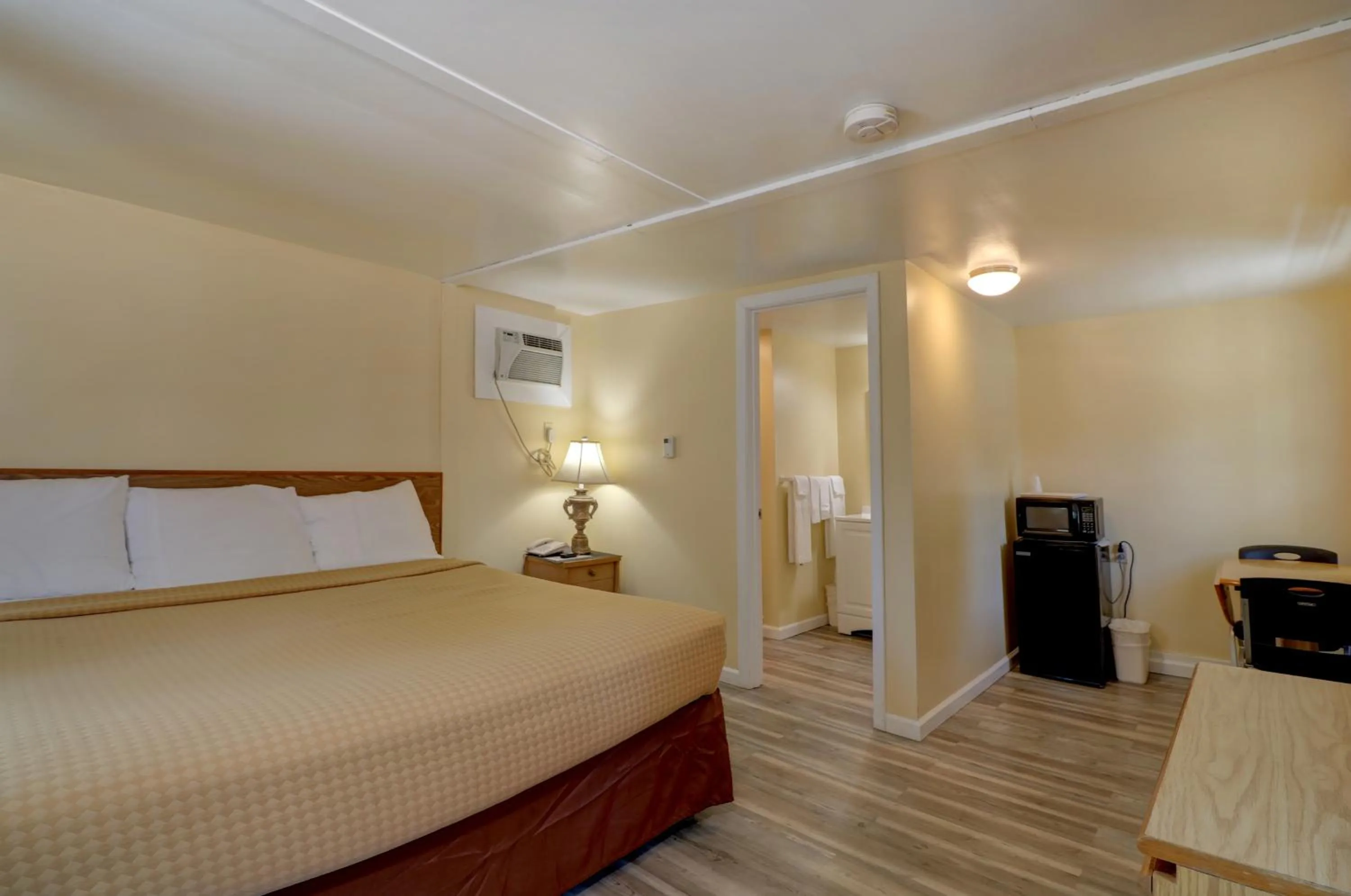 Bed in Brookside Inn & Cottages