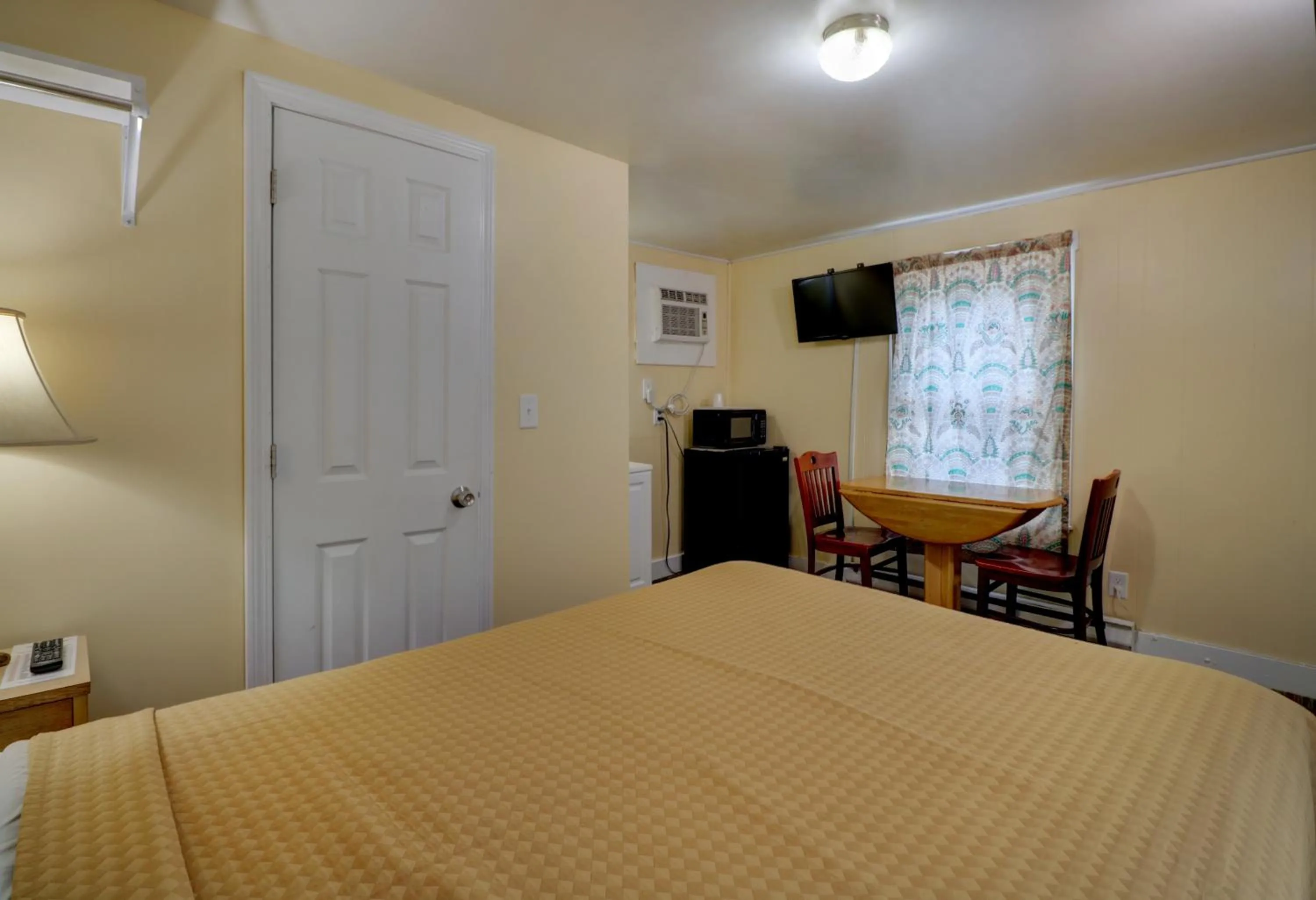 Bed in Brookside Inn & Cottages