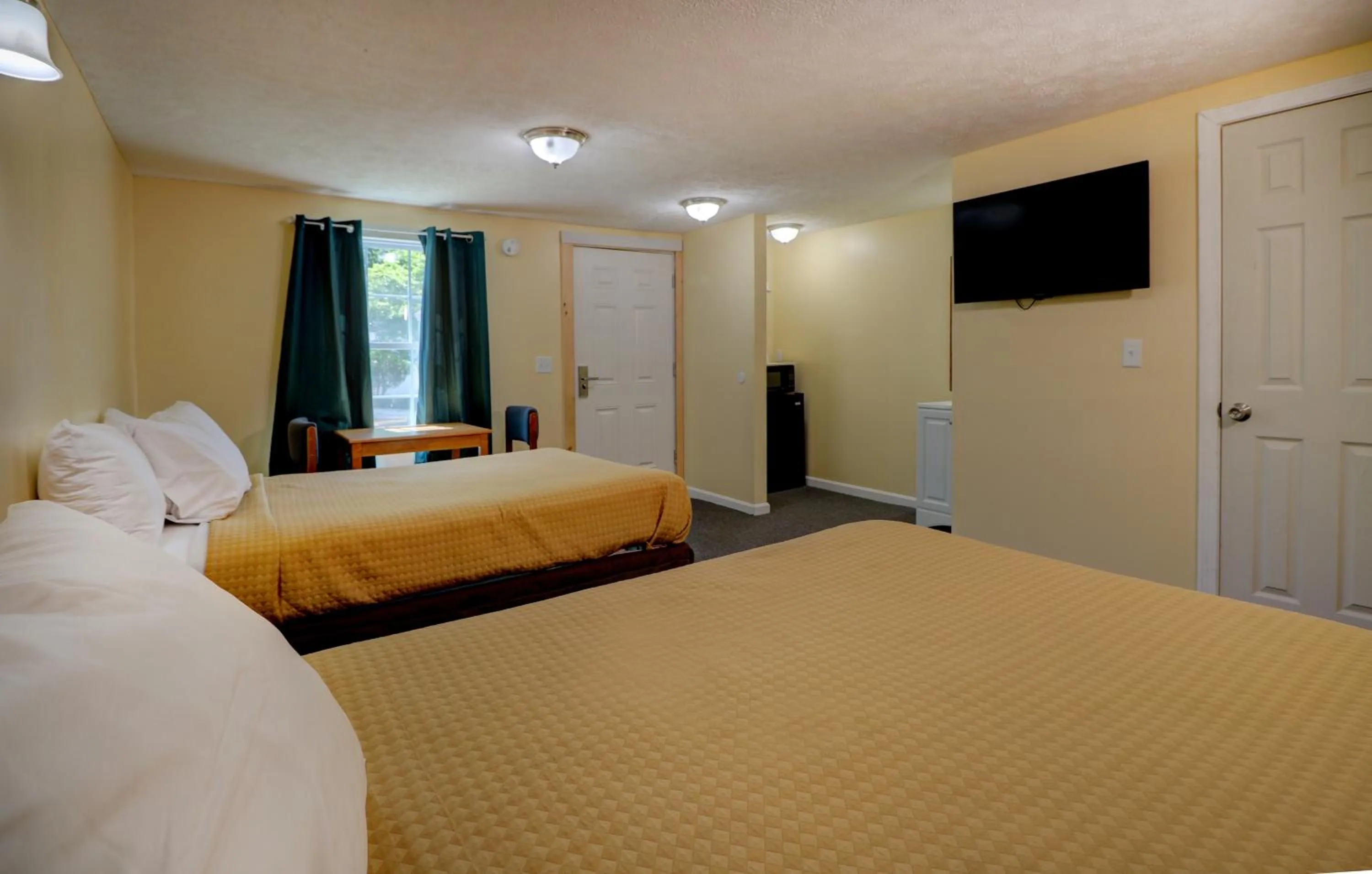 Bed in Brookside Inn & Cottages