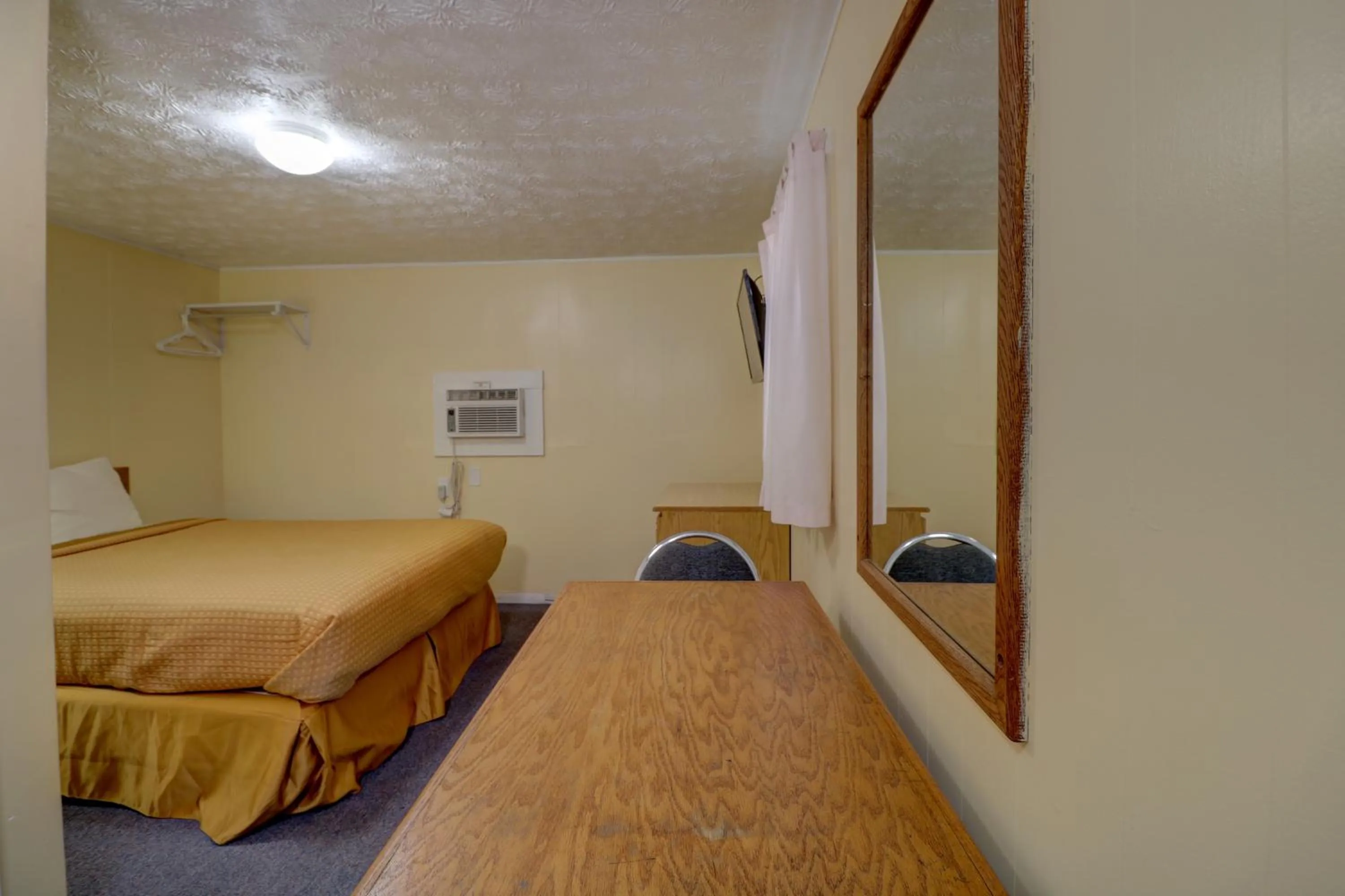 Bed in Brookside Inn & Cottages