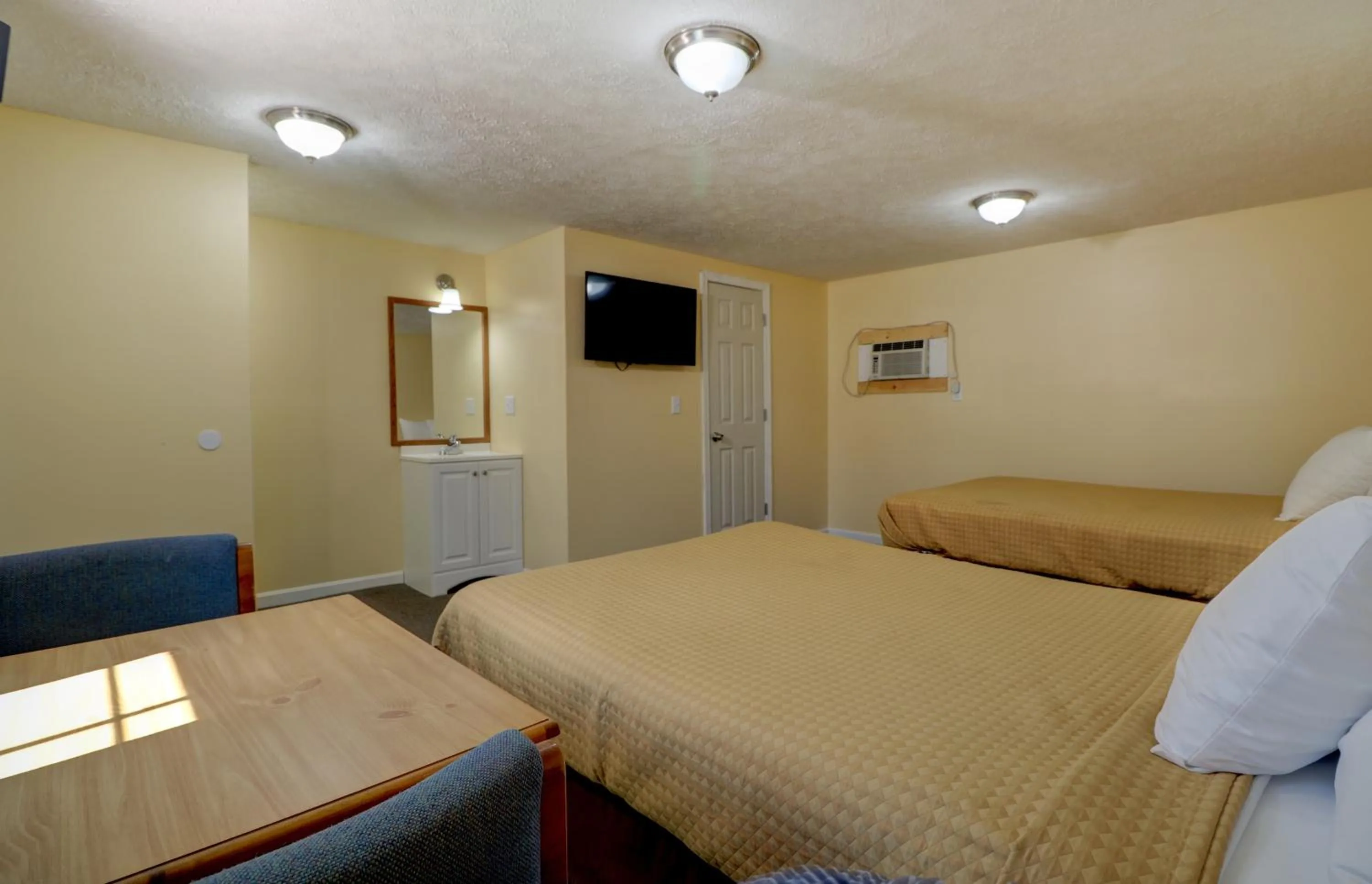 Bed in Brookside Inn & Cottages