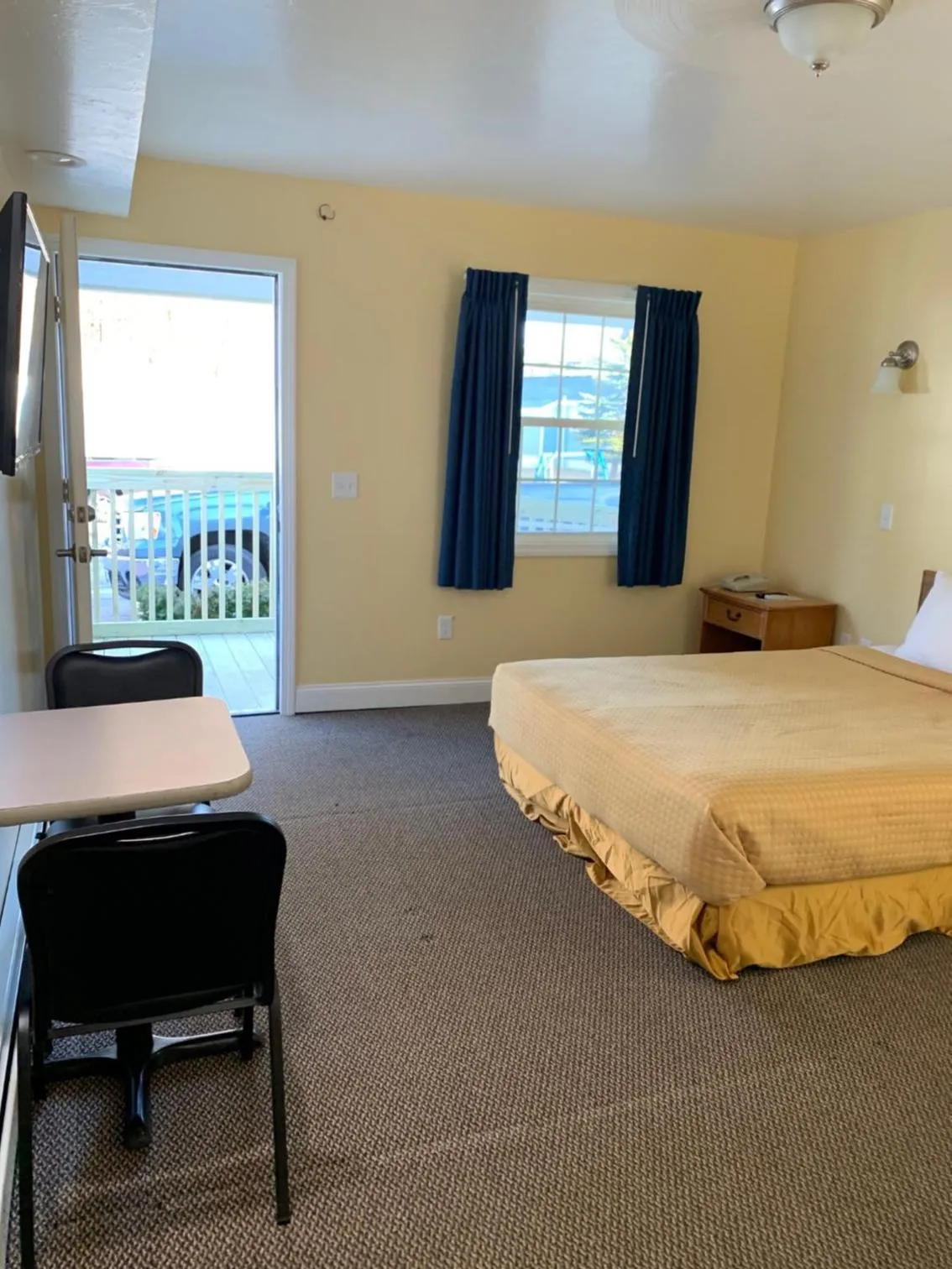 Bed in Brookside Inn & Cottages