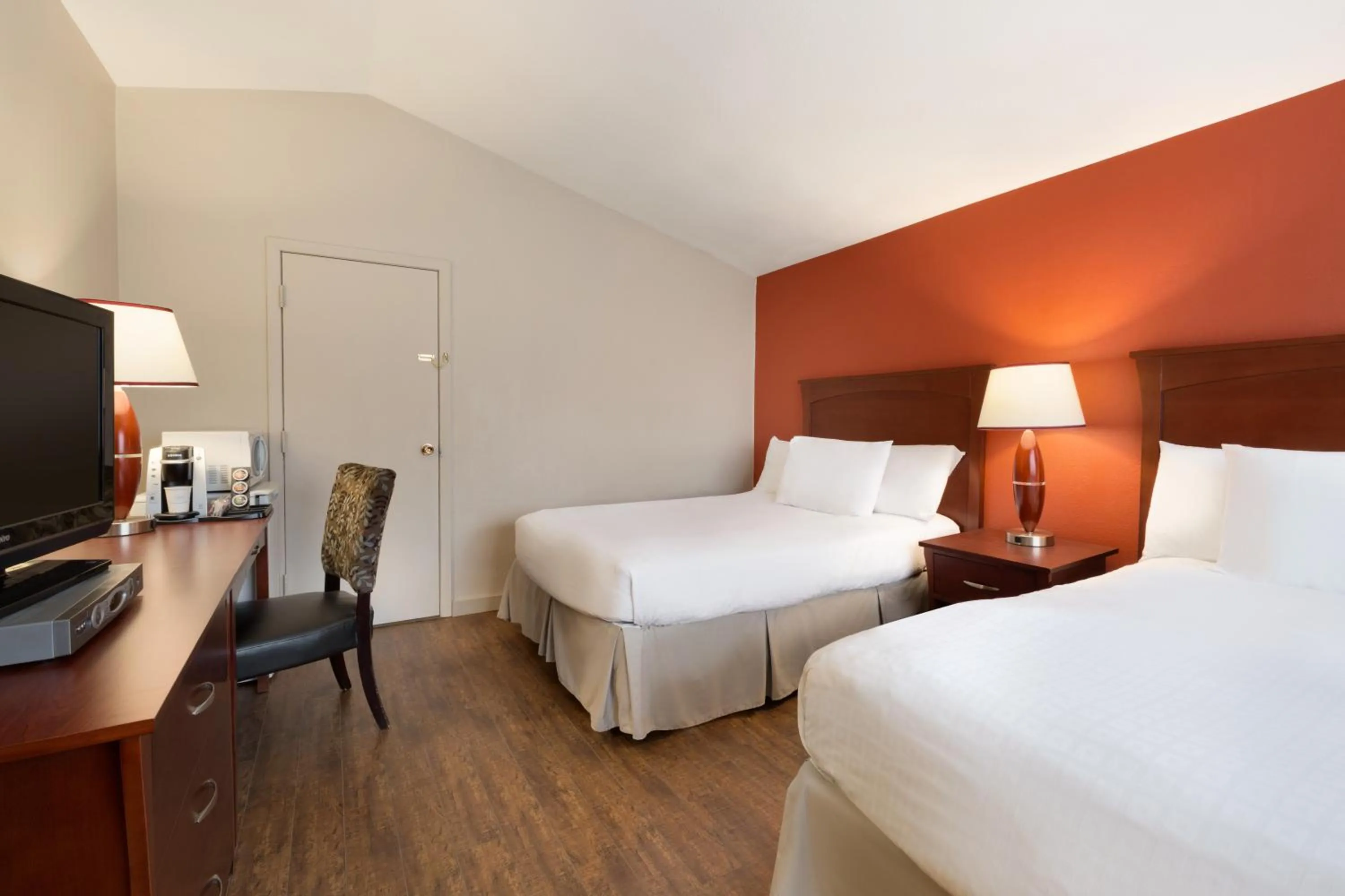 Bedroom, Bed in Travelodge by Wyndham Kindersley