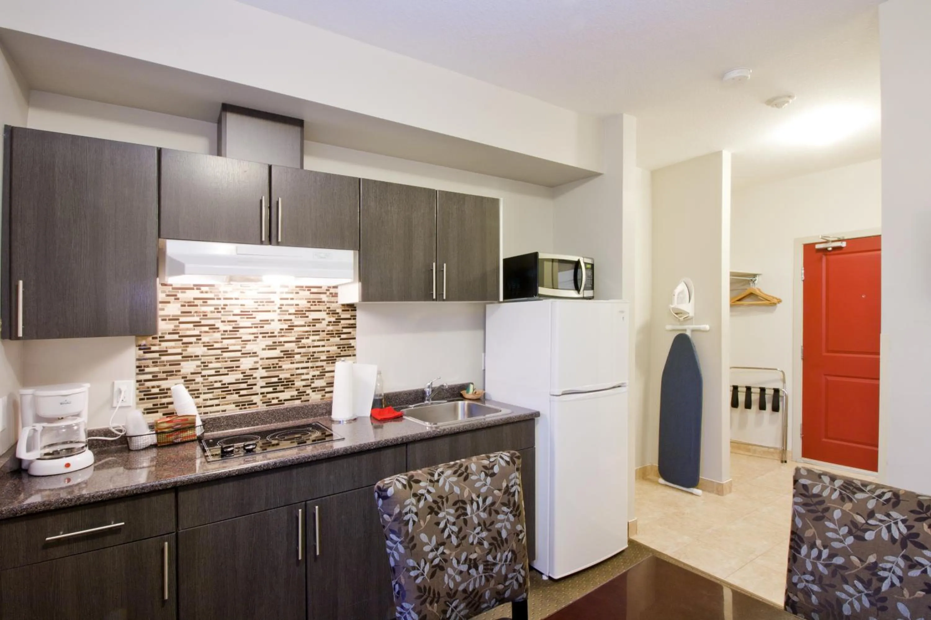 Kitchen or kitchenette in Travelodge by Wyndham Kindersley