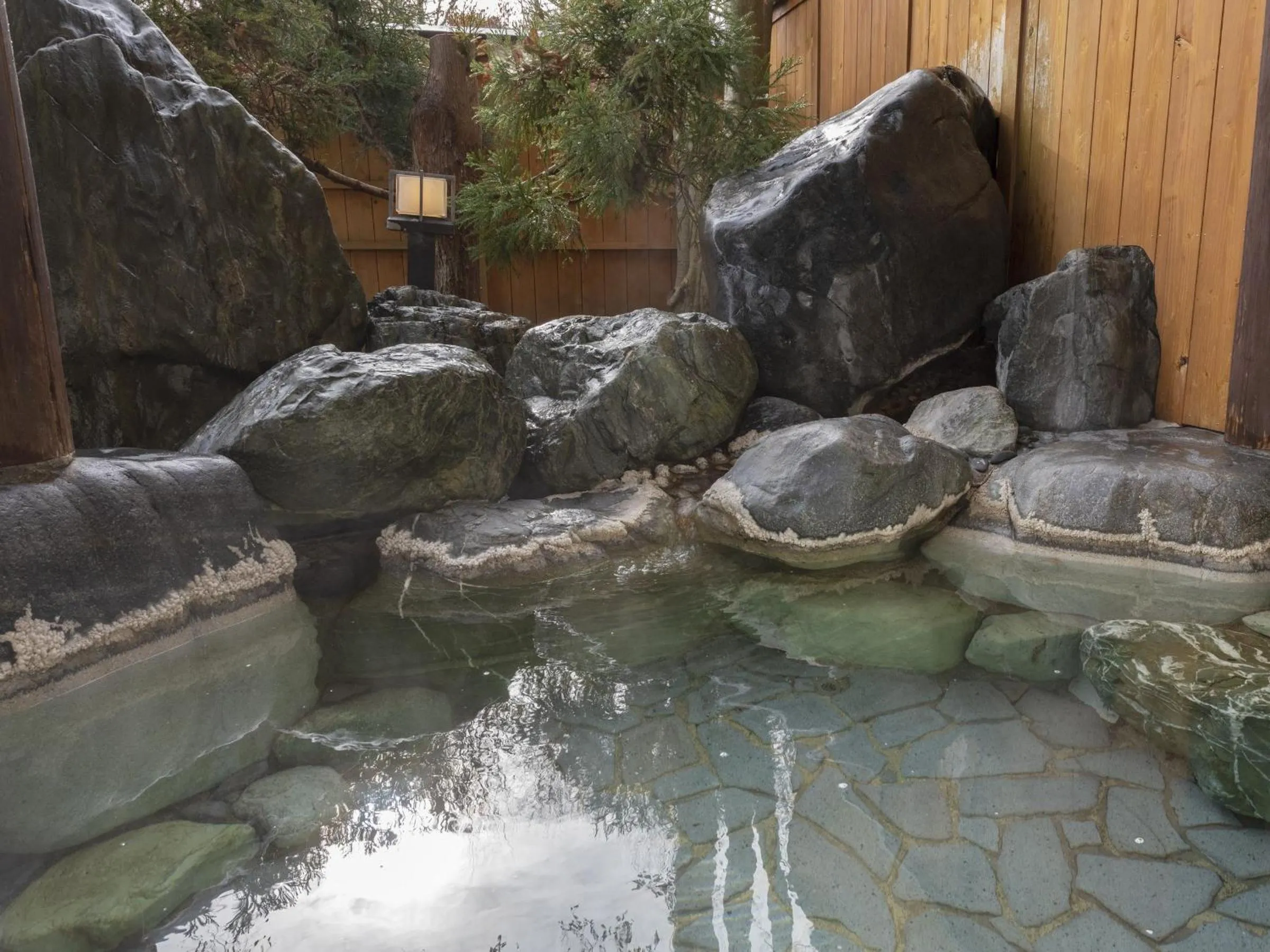Hot Spring Bath in Shojuen