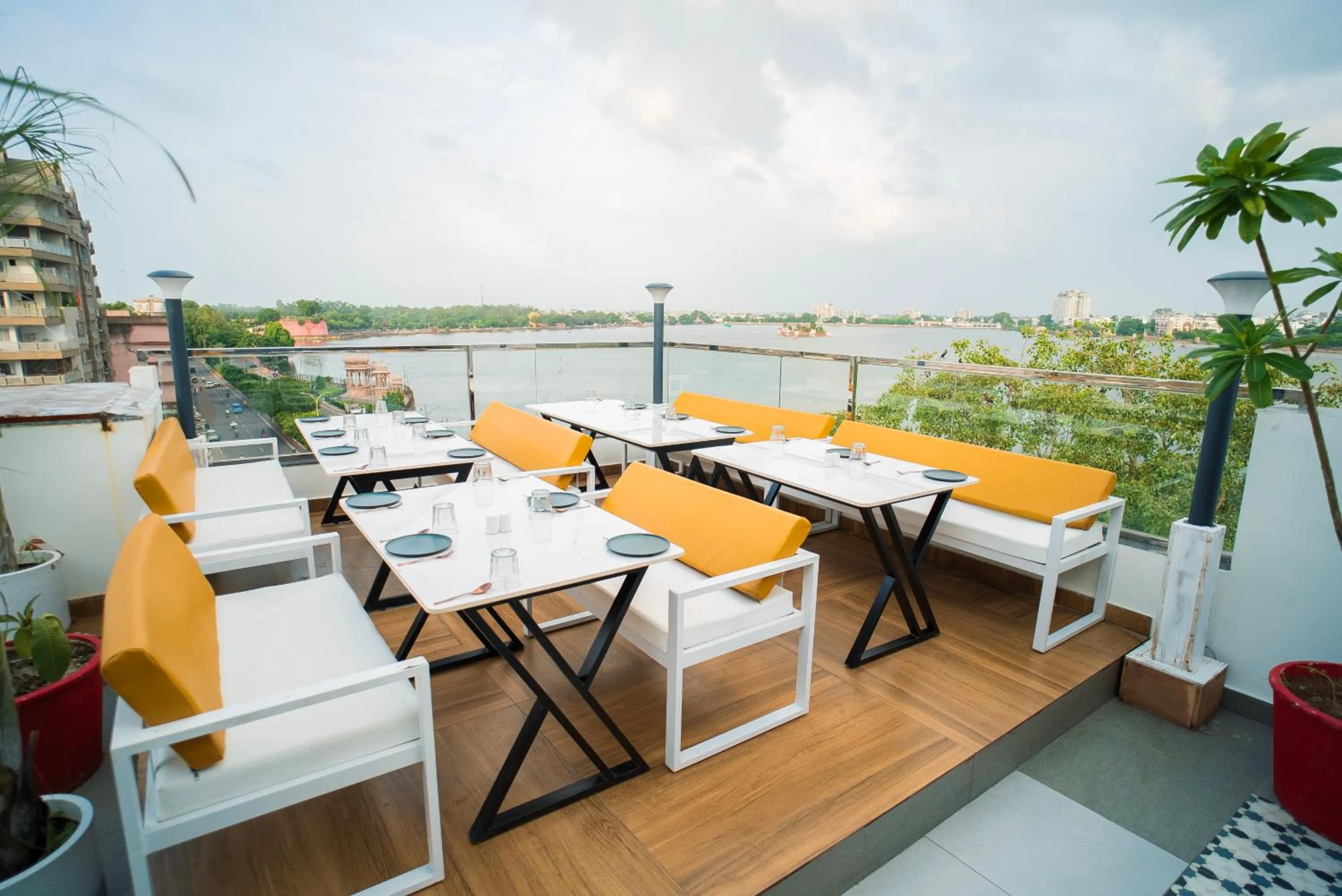 Restaurant/places to eat in The White Roots Hotel