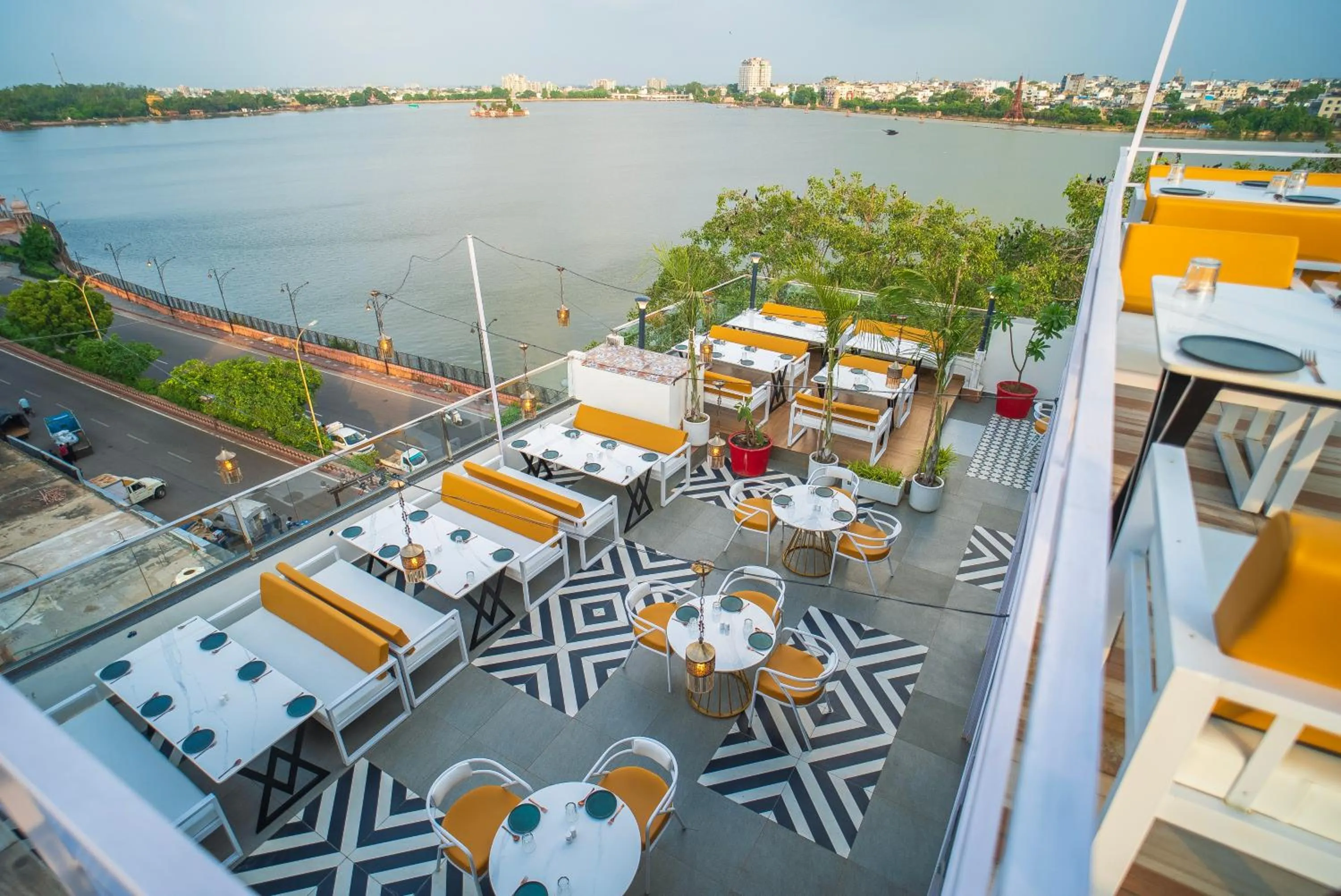 Restaurant/places to eat in The White Roots Hotel