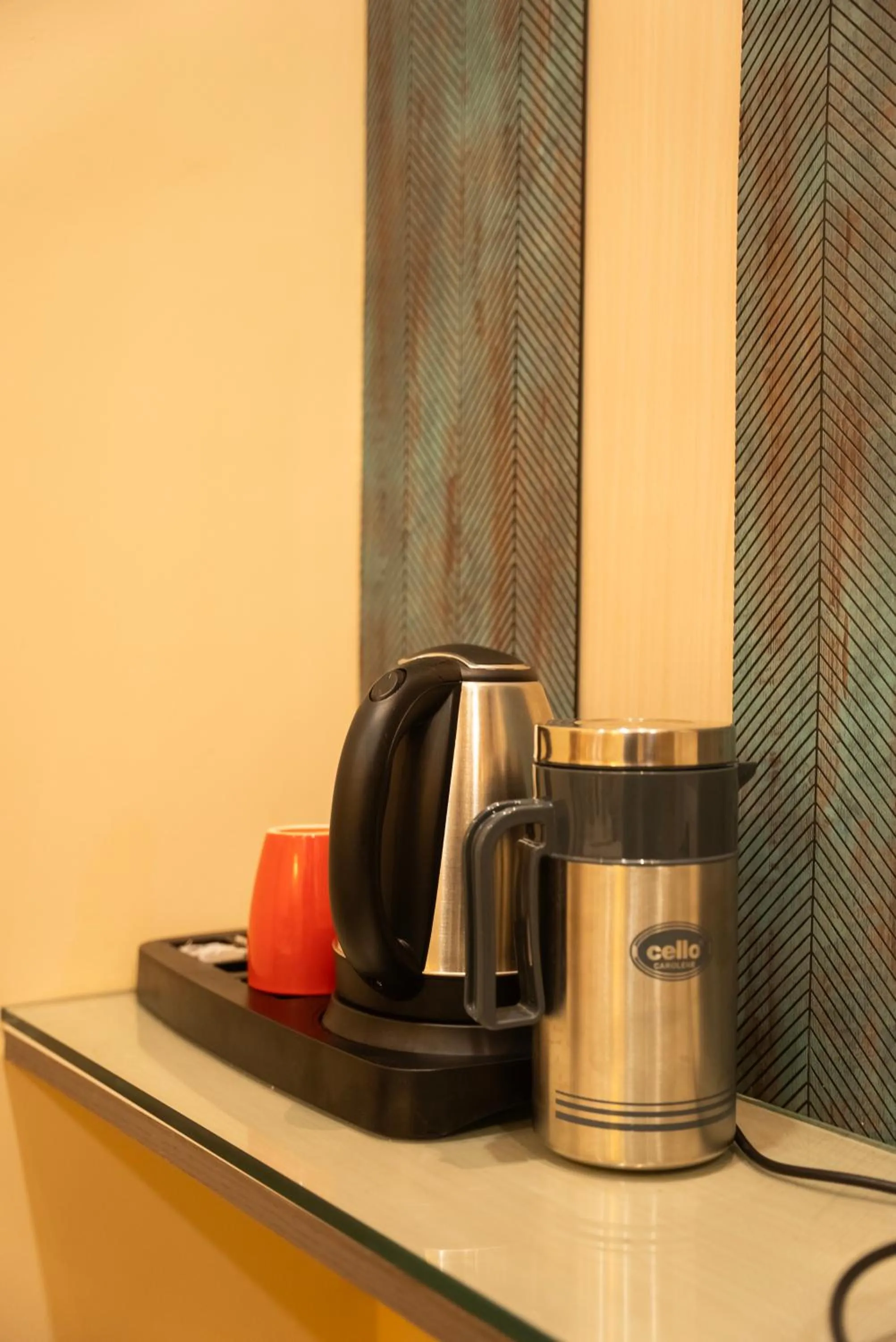 Coffee/tea facilities in The White Roots Hotel