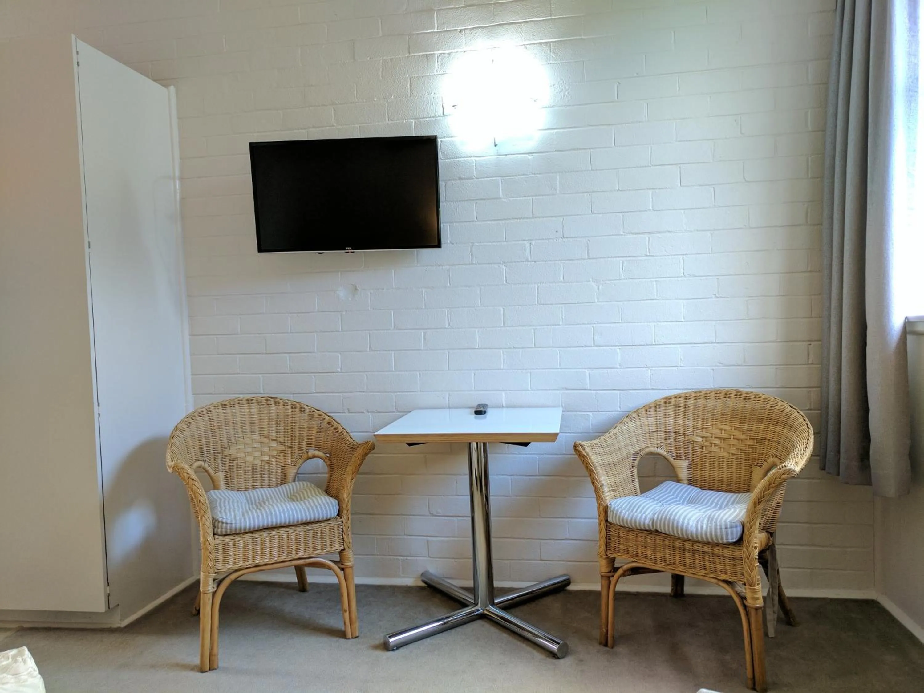Seating area in Lake Bolac Motel