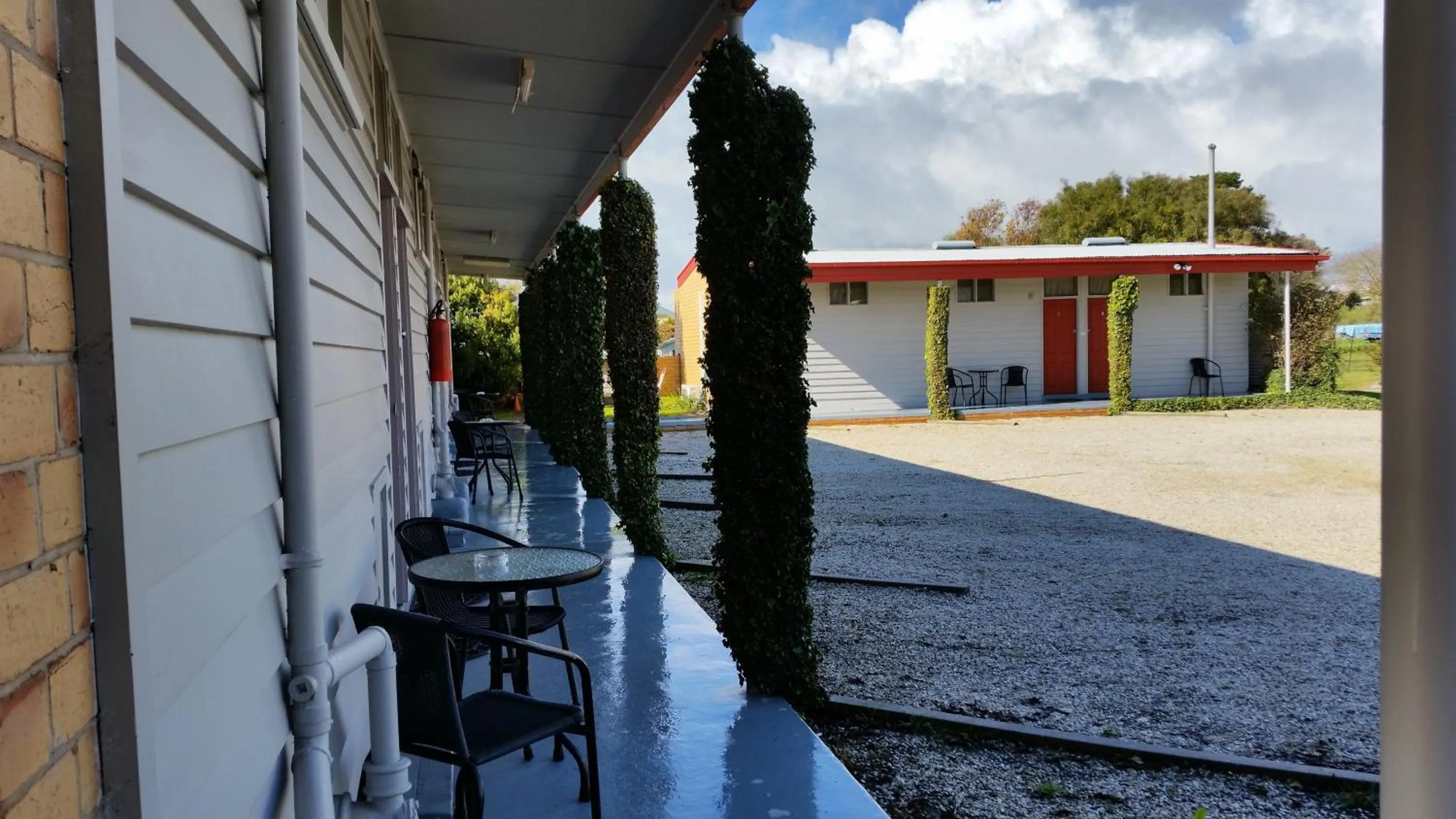Seating area in Lake Bolac Motel